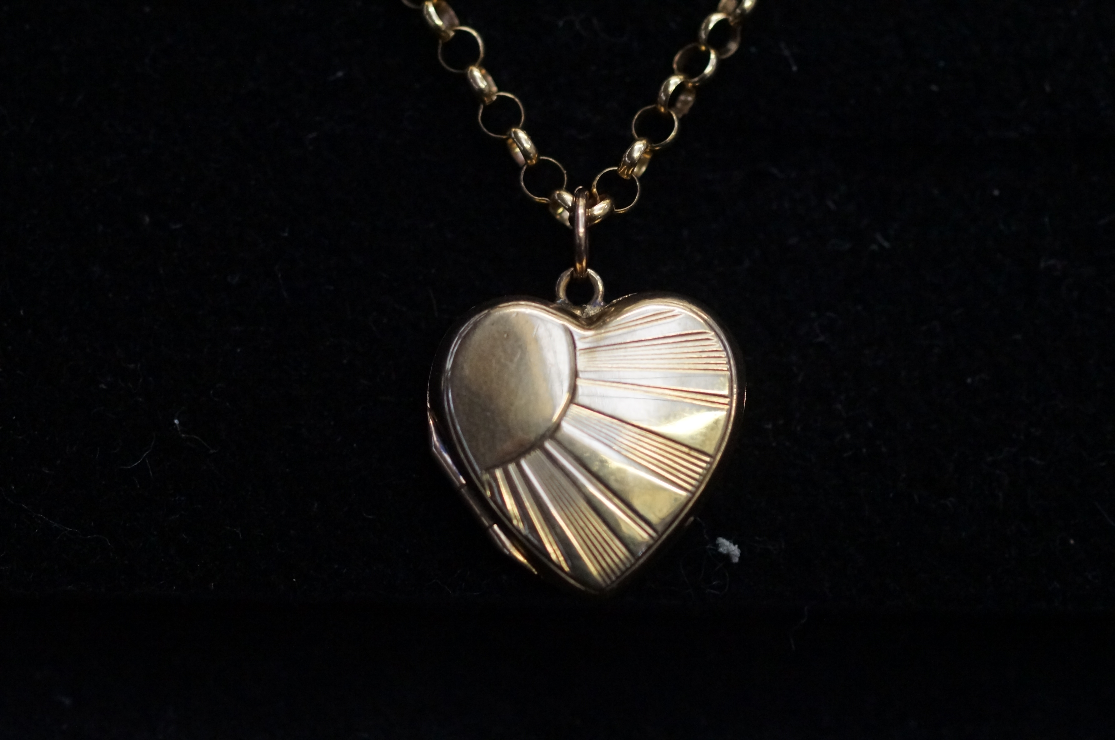 9ct Gold chain & heart shaped pendant Weight 5.8g