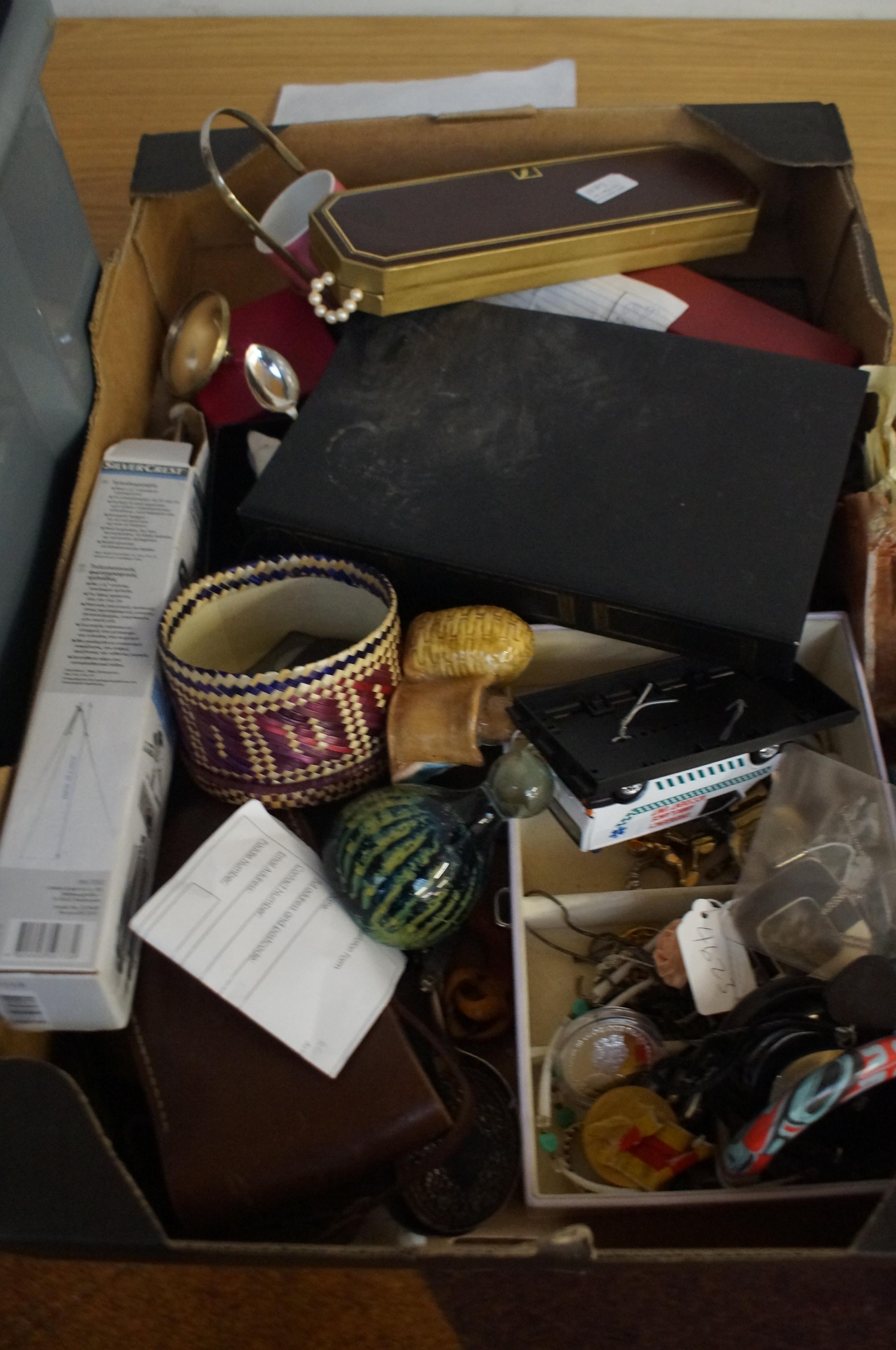 Miscellaneous box to include costume jewellery