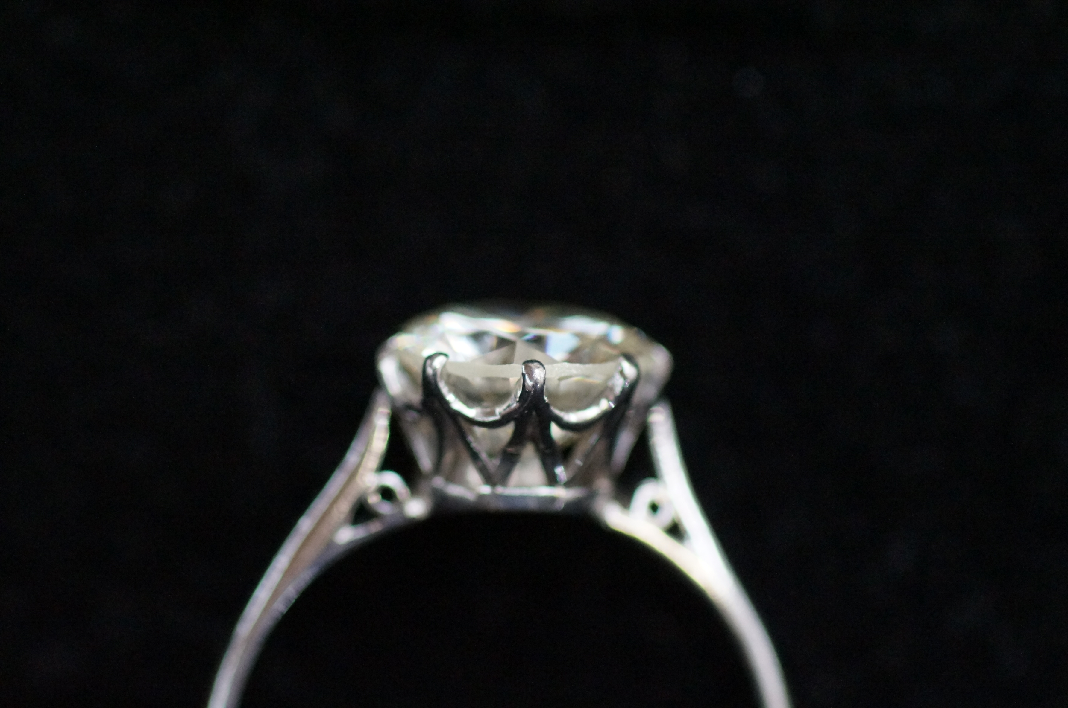 2.39 carat diamond ring Shape - Brilliant cut Weig - Image 2 of 2