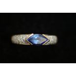 18ct Yellow gold ring set with blue stone possibly