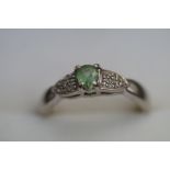 9ct White gold ring set with green gem stone & chi
