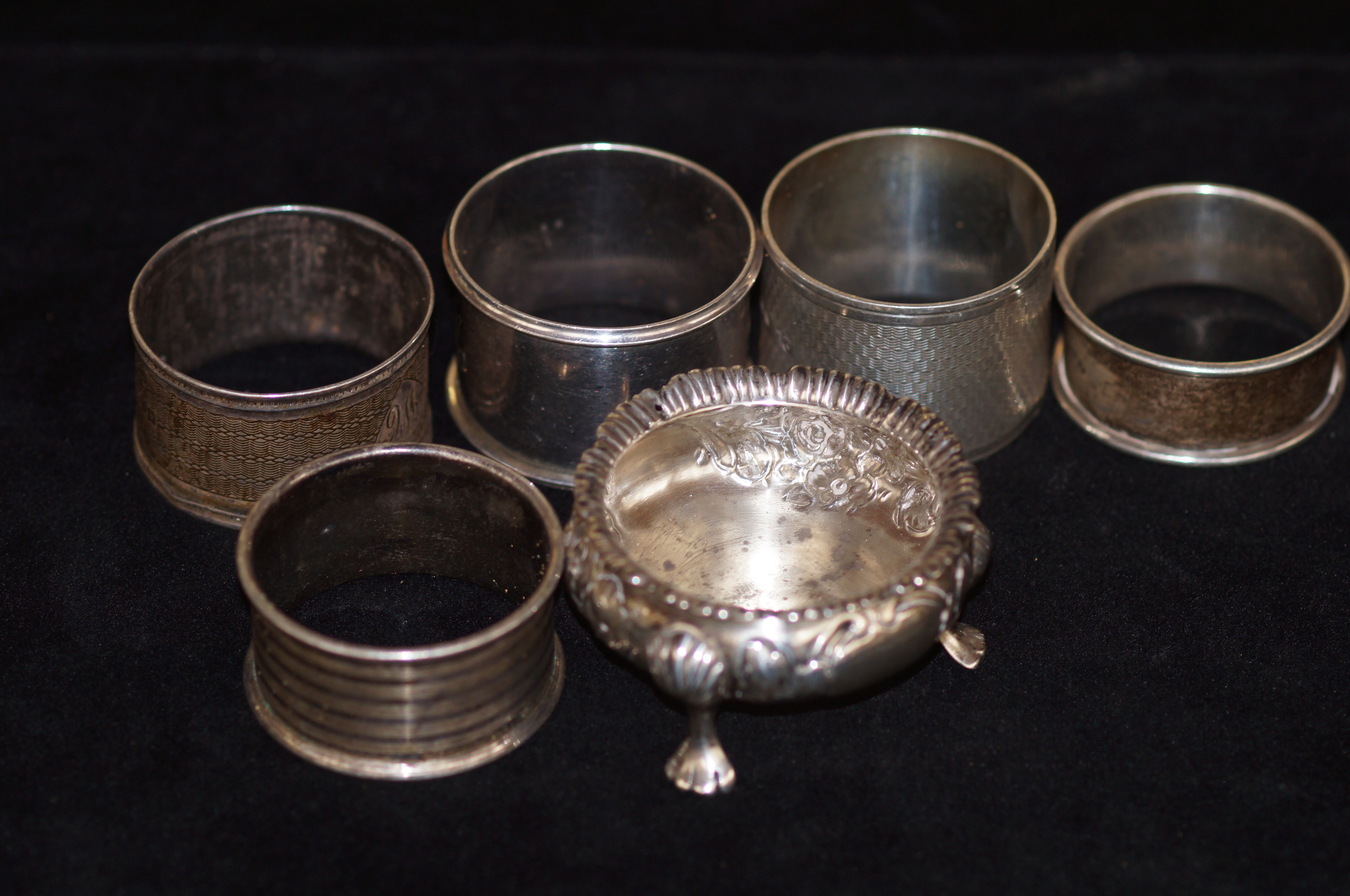 Assorted silver napkin rings & silver salt