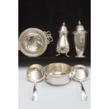 Silver tea strainer, 2 silver spoons & silver salt