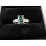 18ct White gold ring set with green garnet or emer