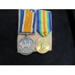 2 WWI medals named (266261 PTE . W . F . PEARCE . R . WAR . R)