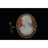 9ct Gold cameo brooch with safety chain 4 cm