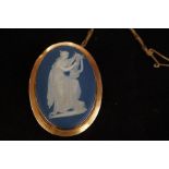 9ct Gold cameo brooch with safety chain 5 cm