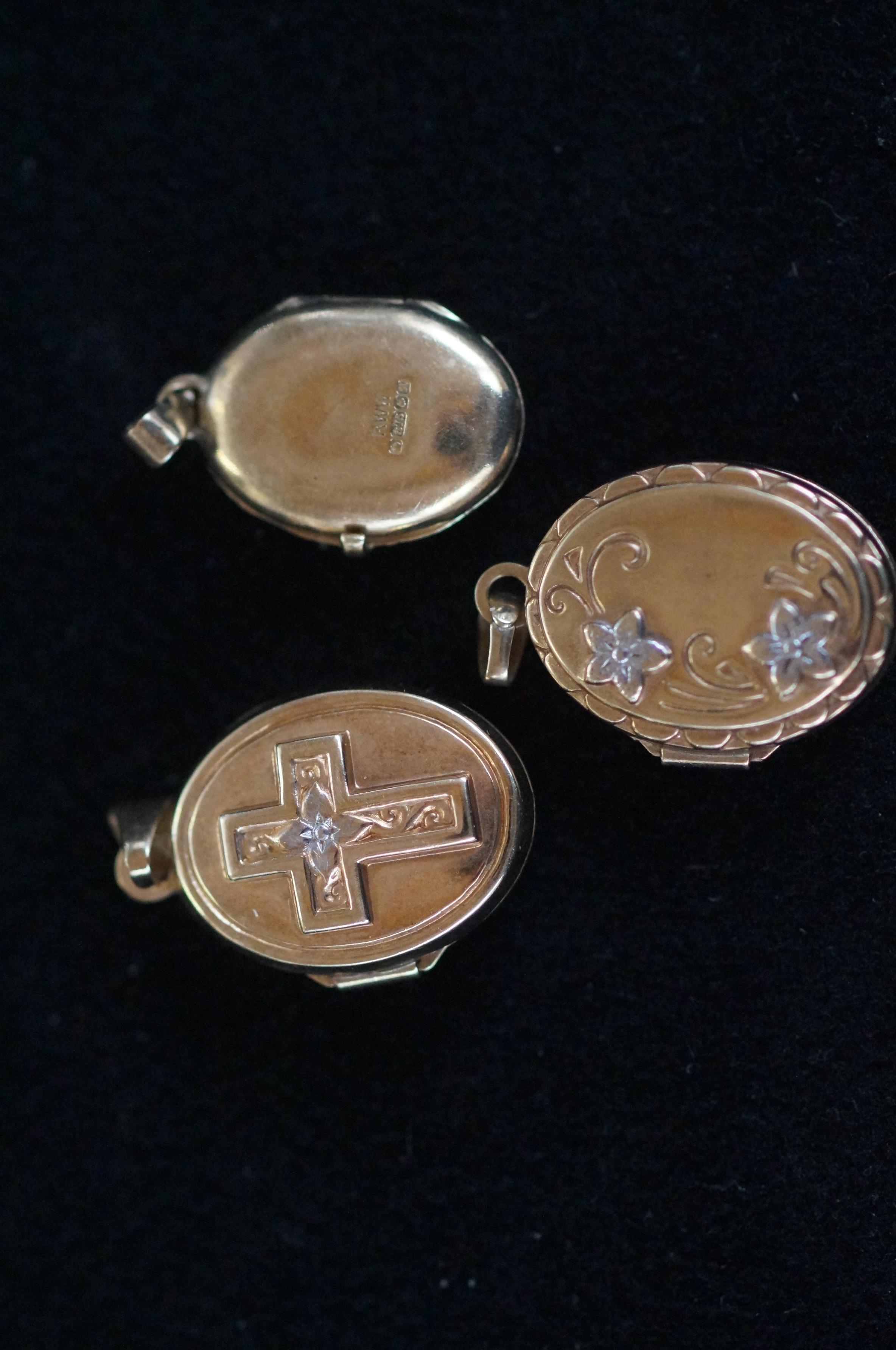 3x 9ct Gold lockets Weight 5 g