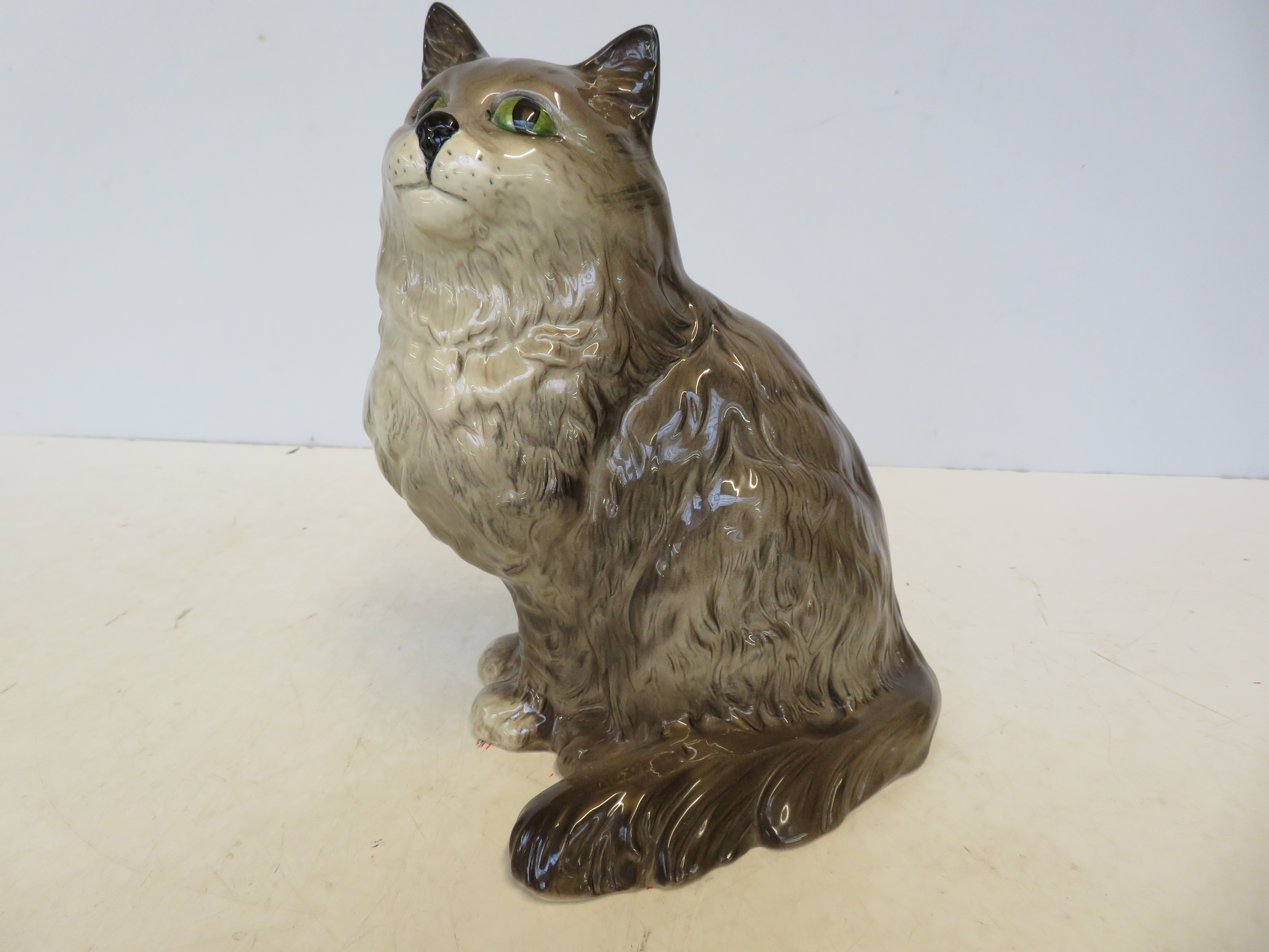 Royal Doulton grey Persian cat Height 21 cm