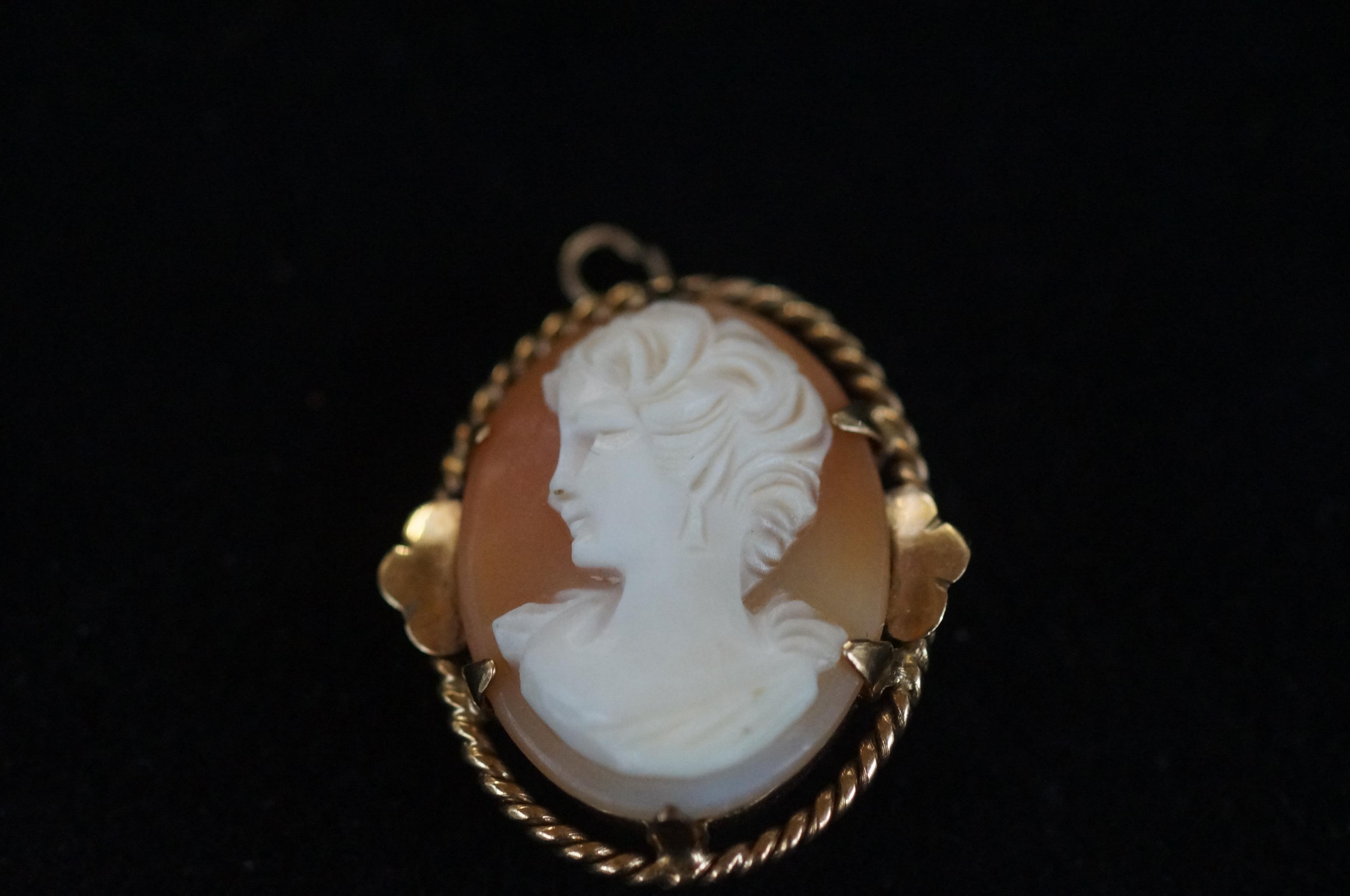 9ct Gold cameo brooch 3 cm