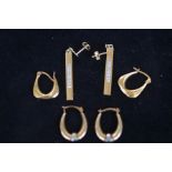 3x Pairs of 9ct Gold earrings Weight 5 g