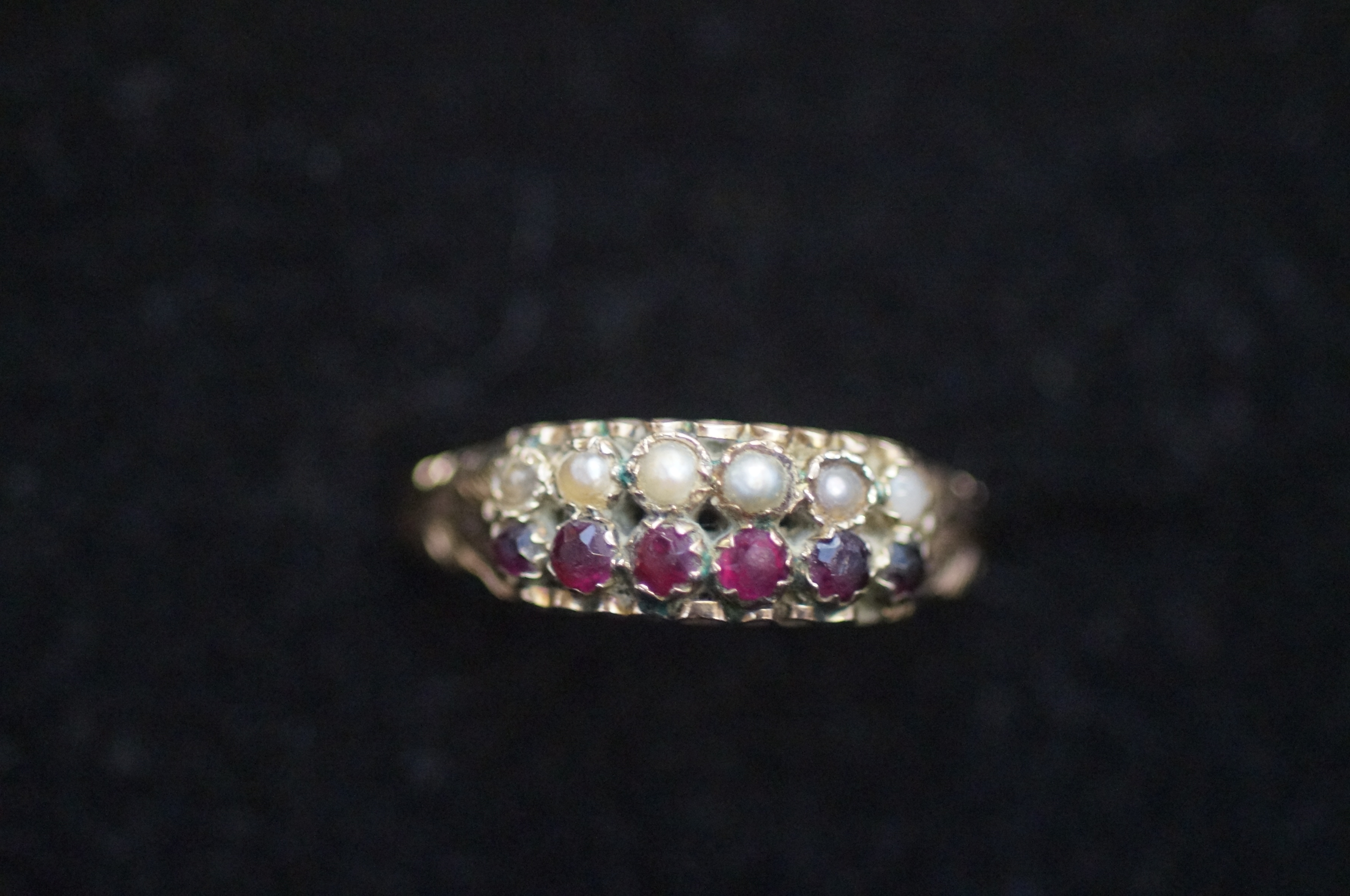 9ct Gold ring set with garnets Size R