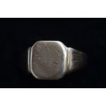 9ct Gold signet ring Size V Weight 5 g