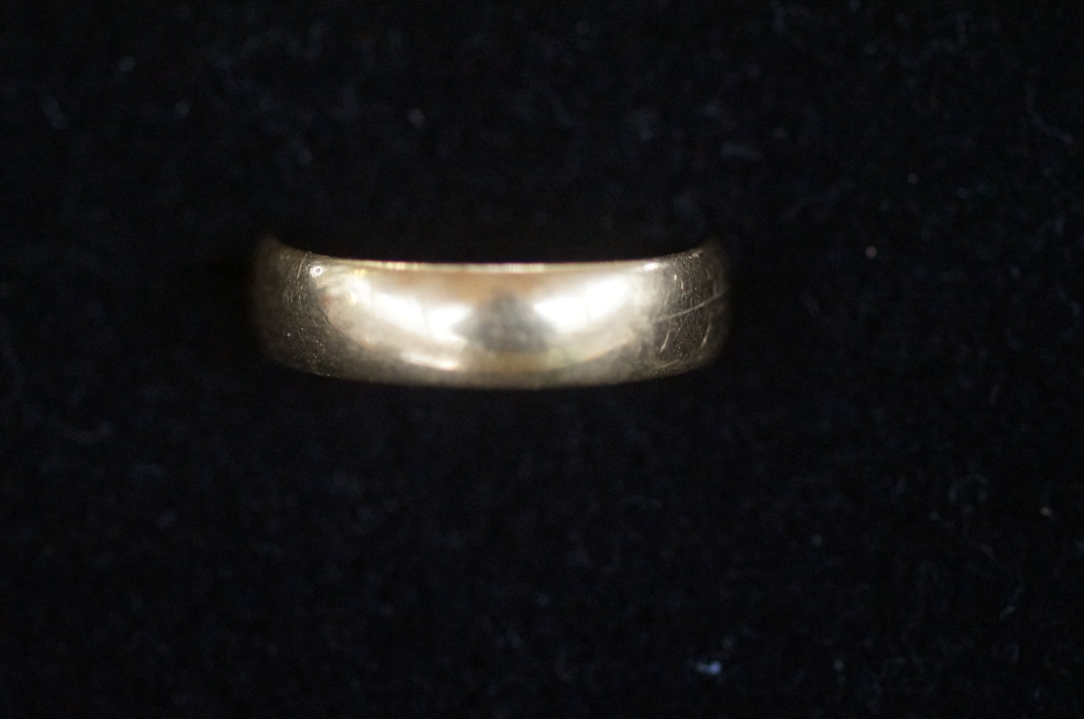 18ct Gold wedding band Size T Weight 5.1 g