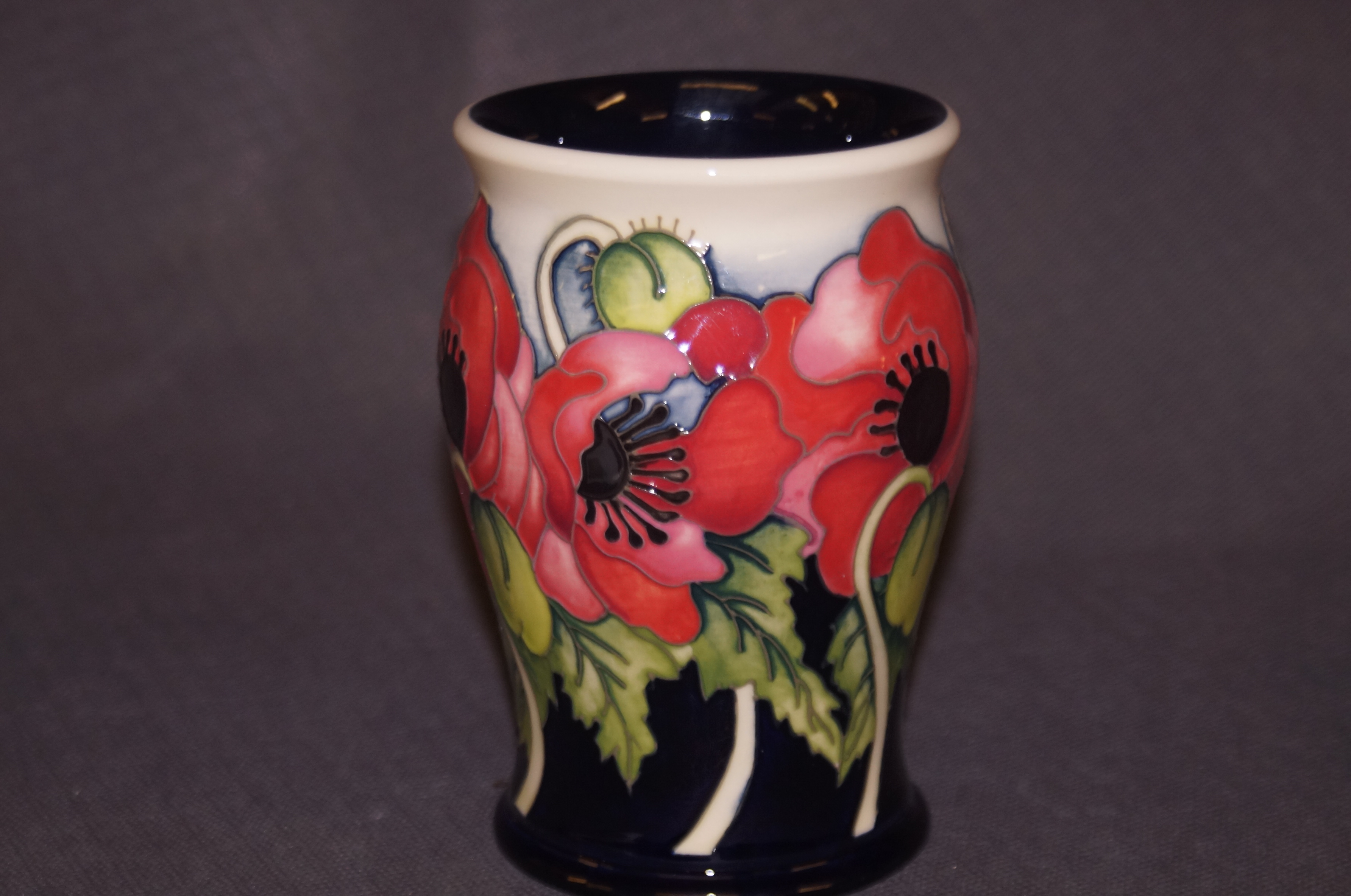 Moorcroft limited edition 23/50 vase, Yeat's poppy