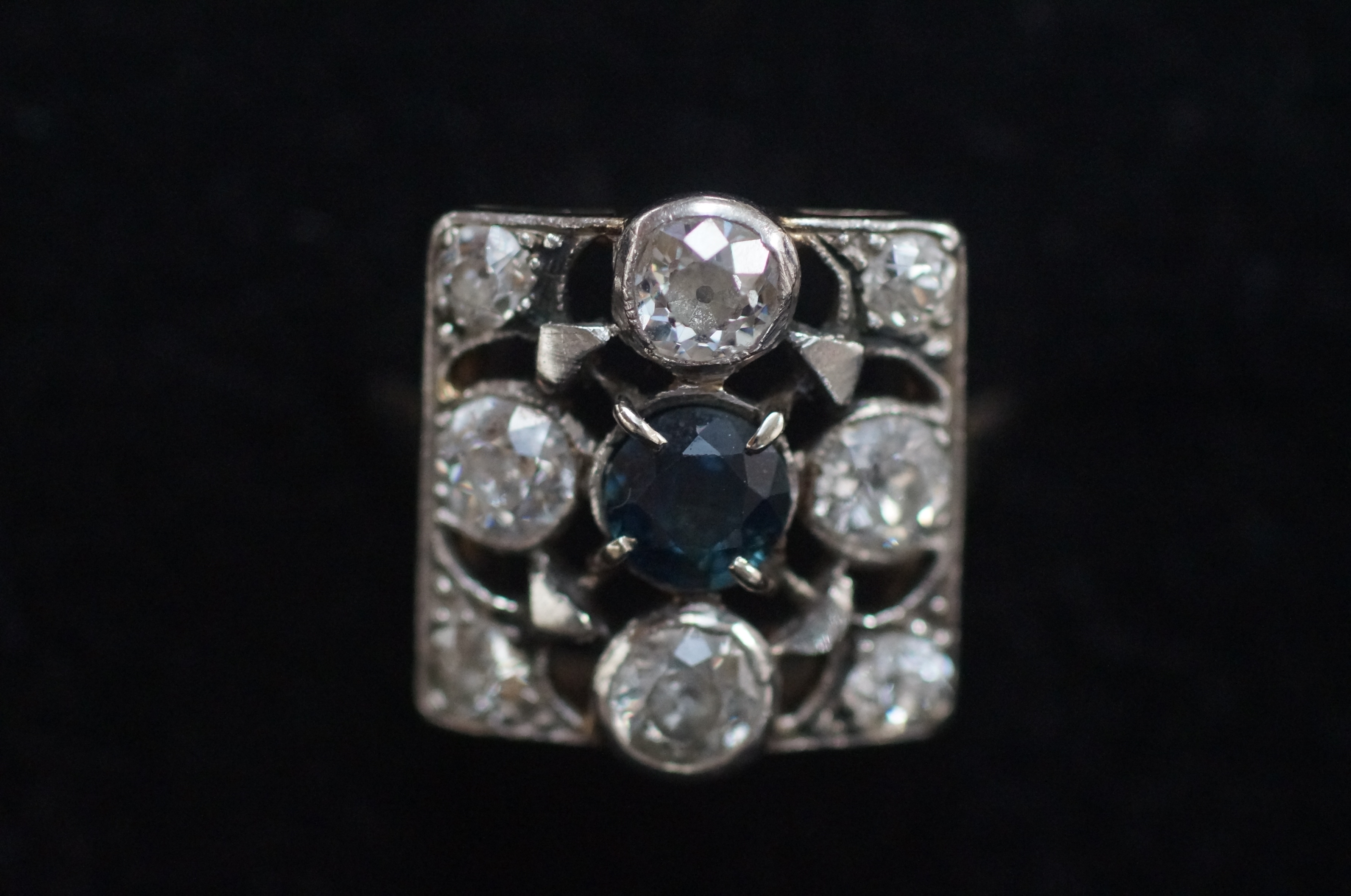 Art deco platinum & diamond ring, 8 diamonds surro