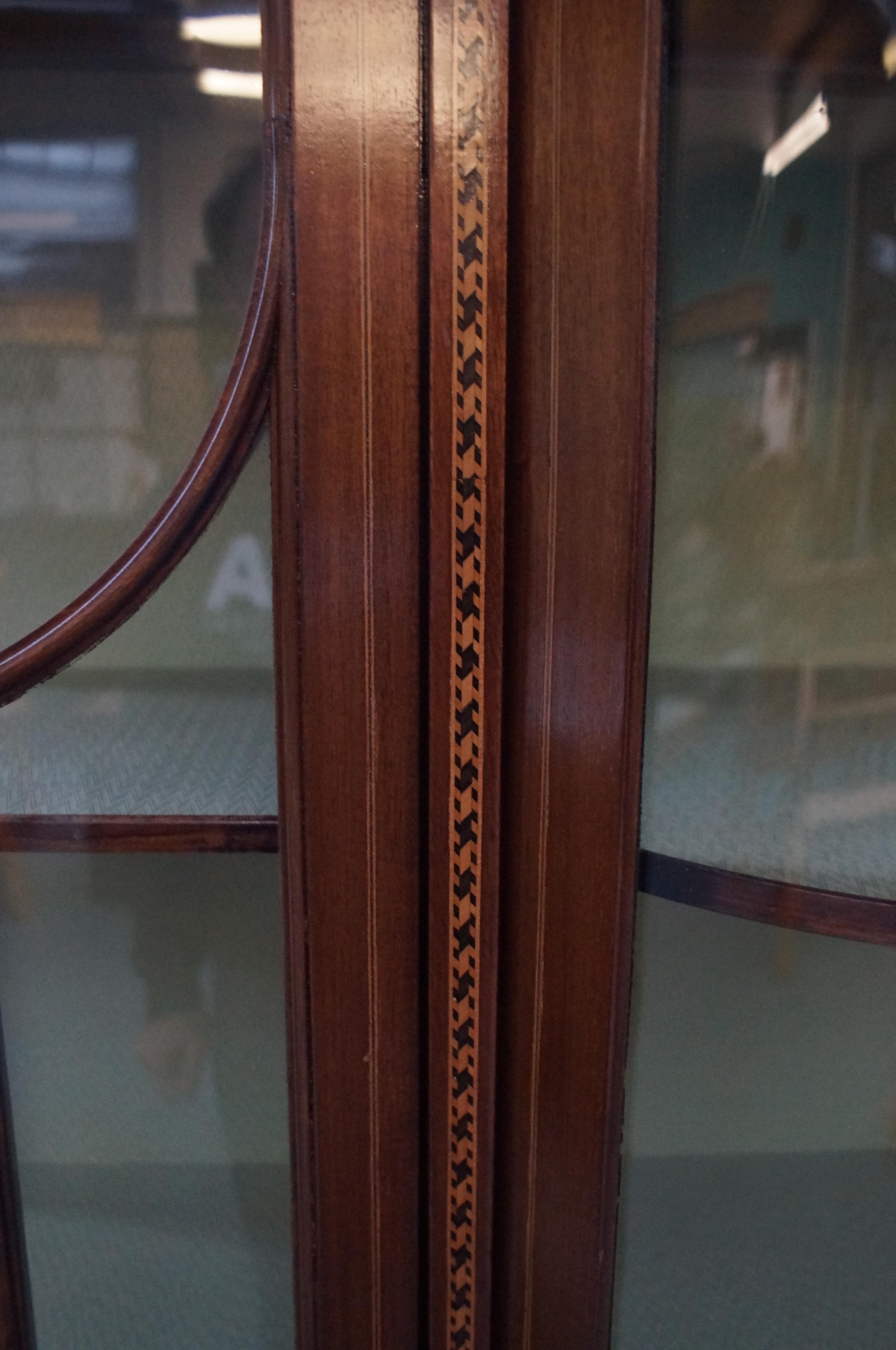 Early 20th century display cabinet with marquetry - Image 3 of 3