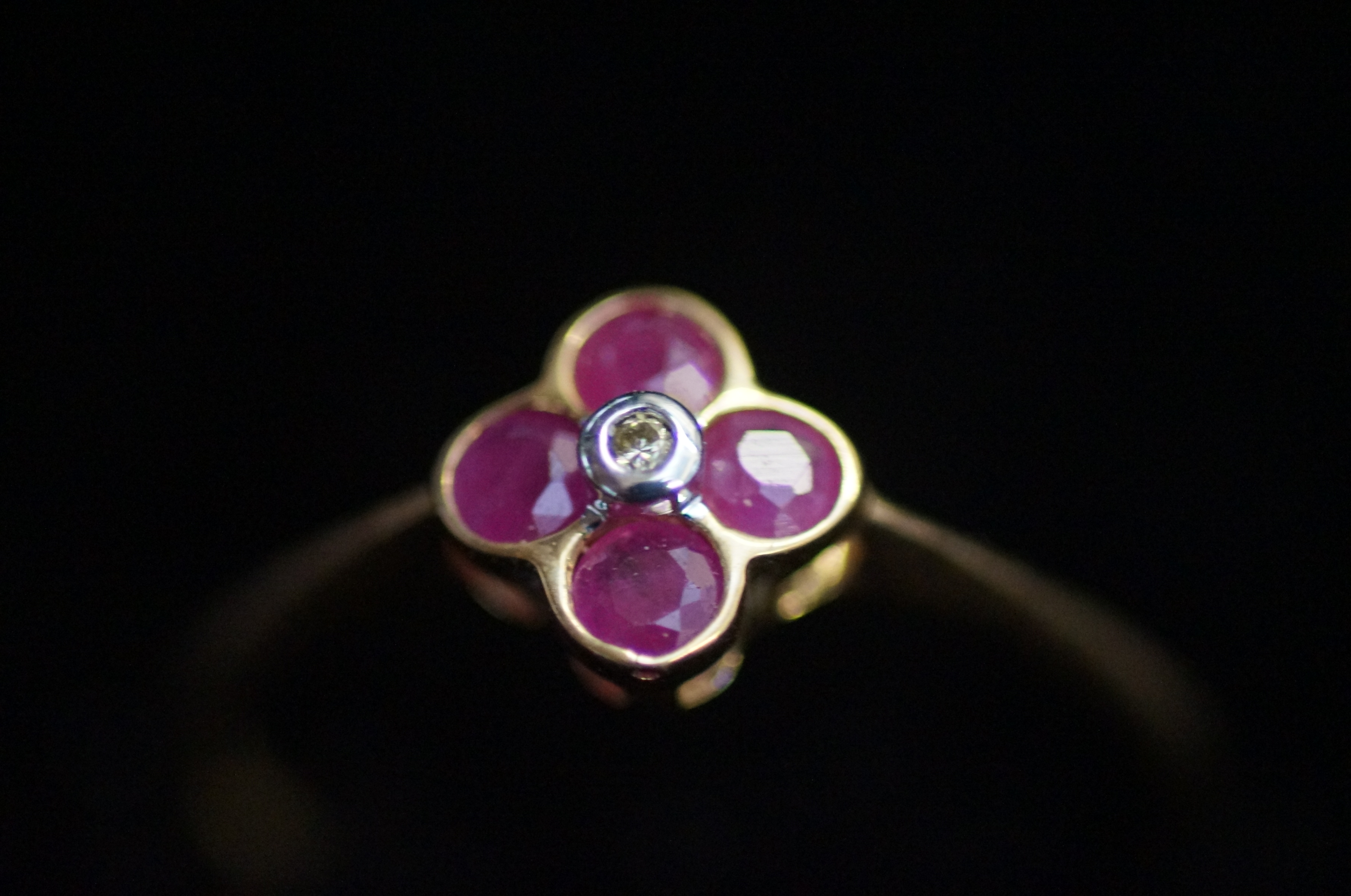 9ct Gold ring set with 4 garnets & central diamond