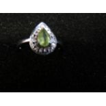 9ct White gold ring set with peridot stone surroun