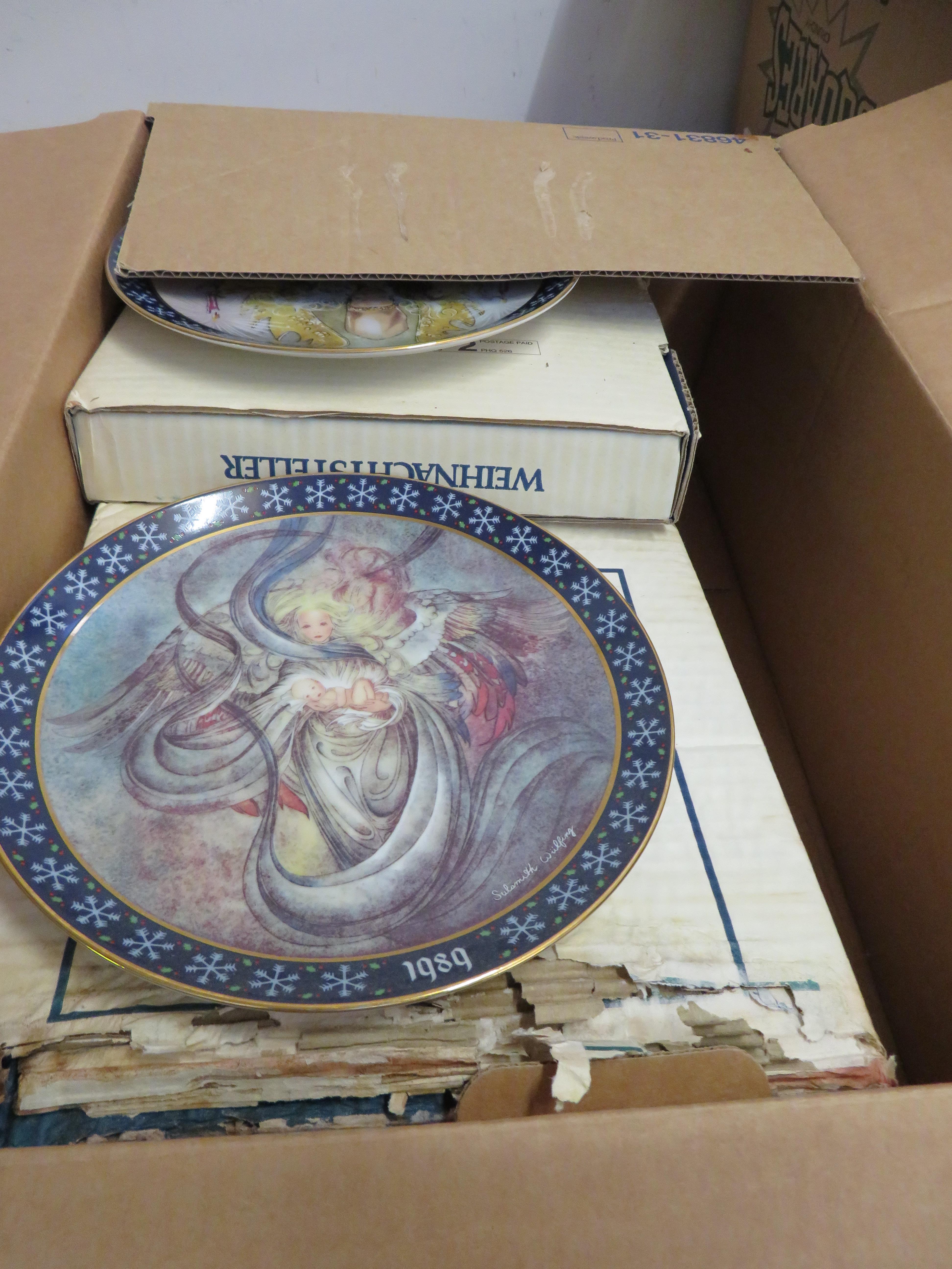 A collection of cabinet plates mainly boxed