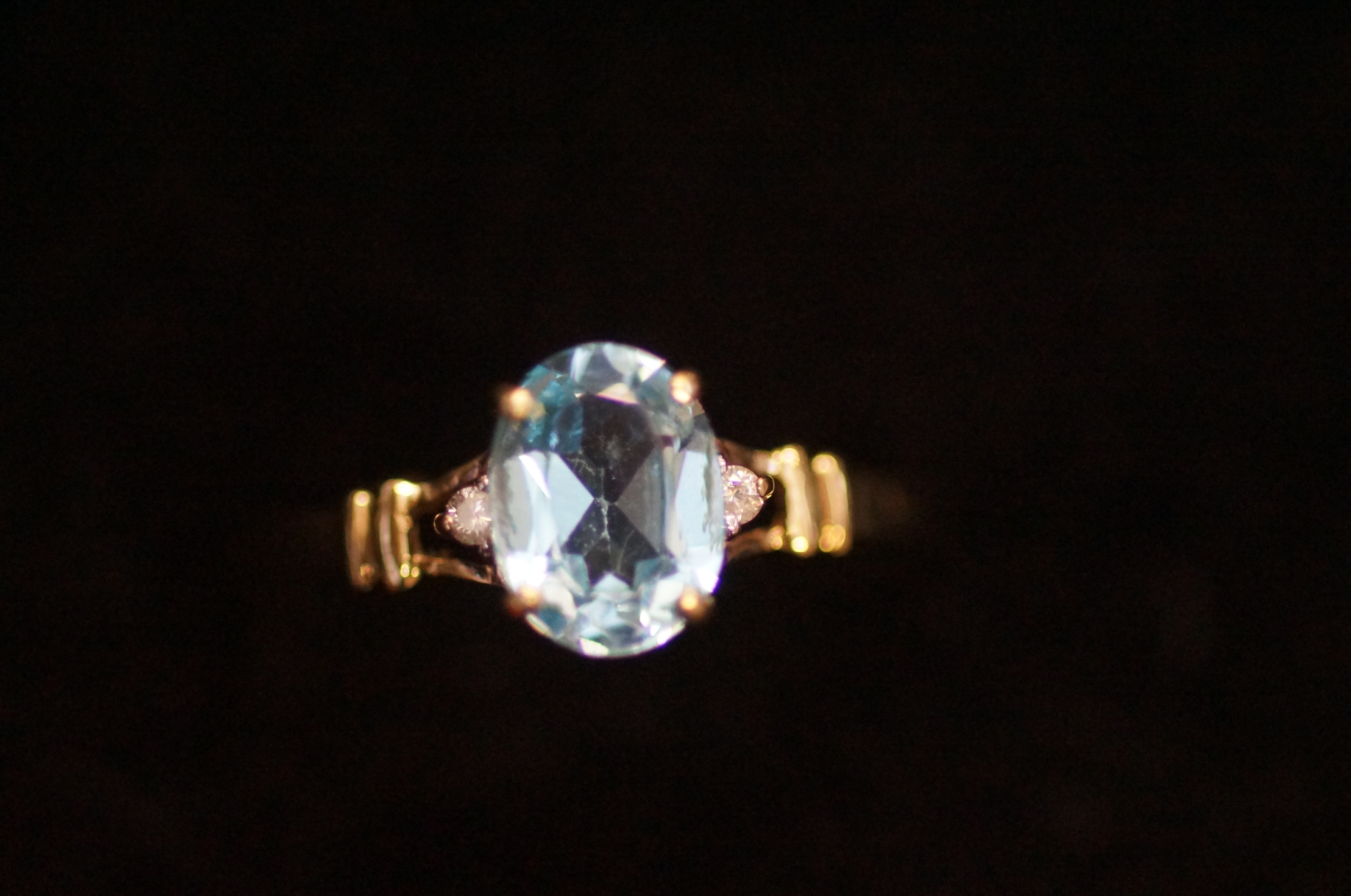 9ct Gold Ring set with Topaz and 2 Diamonds Size N