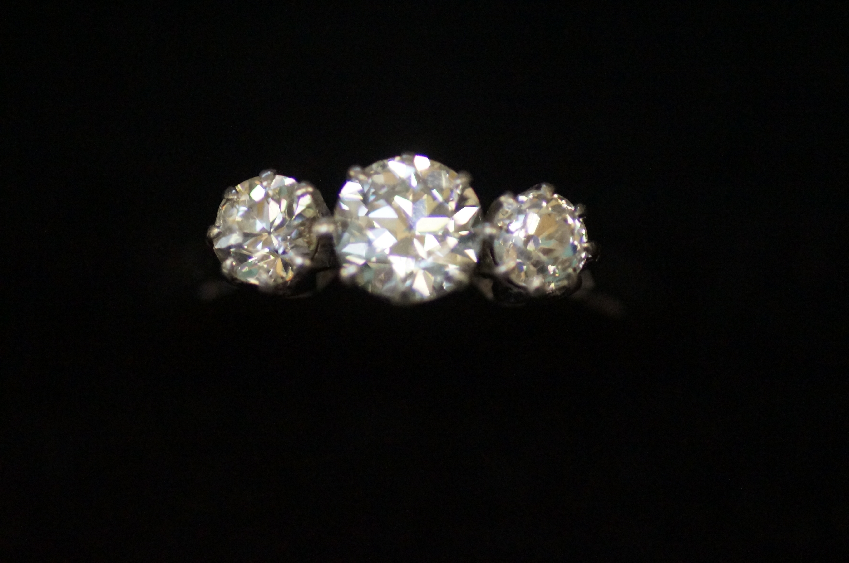 3 stone diamond ring set on a 18 ct gold and plati - Image 3 of 4