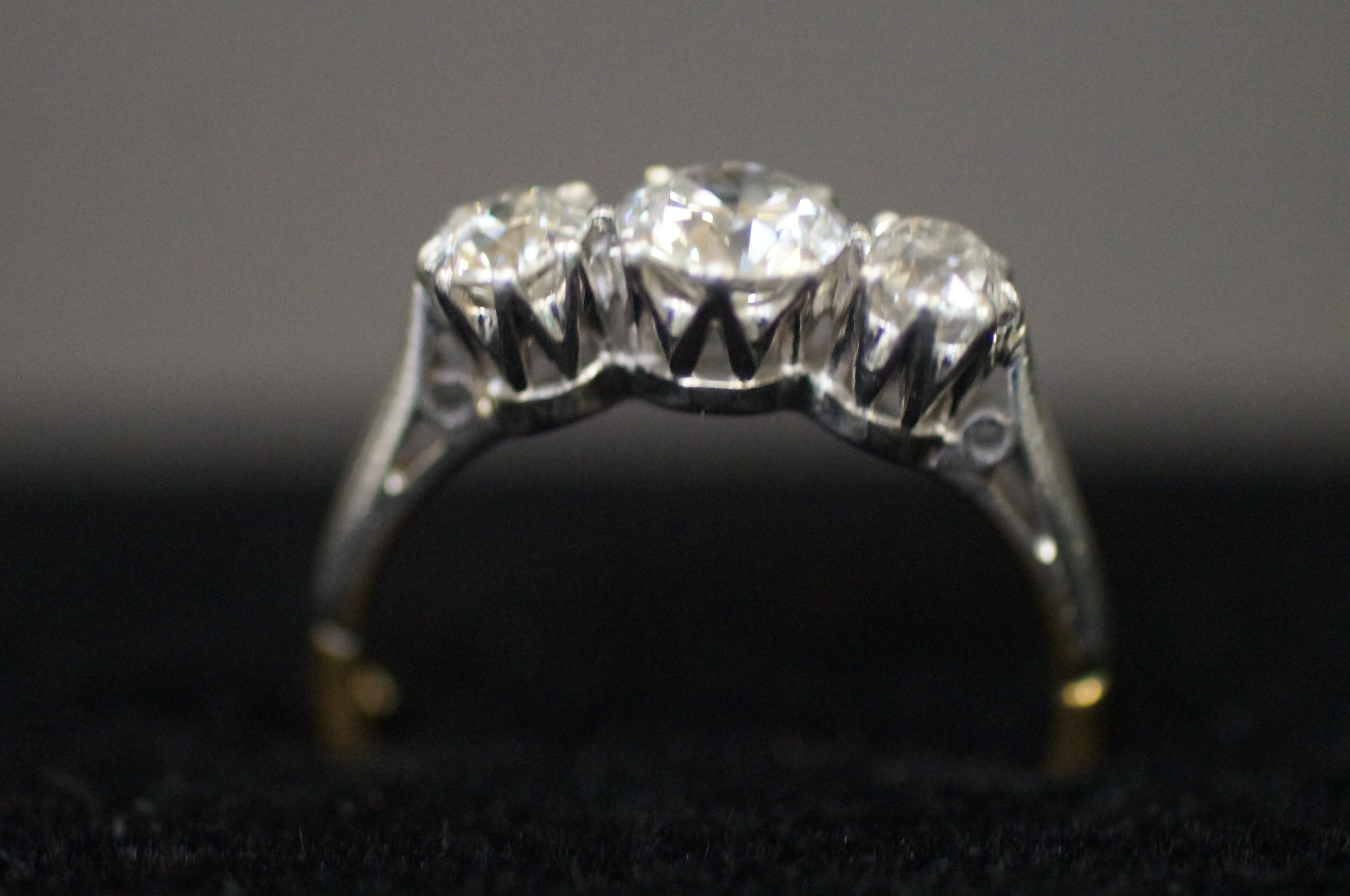 3 stone diamond ring set on a 18 ct gold and plati - Image 4 of 4