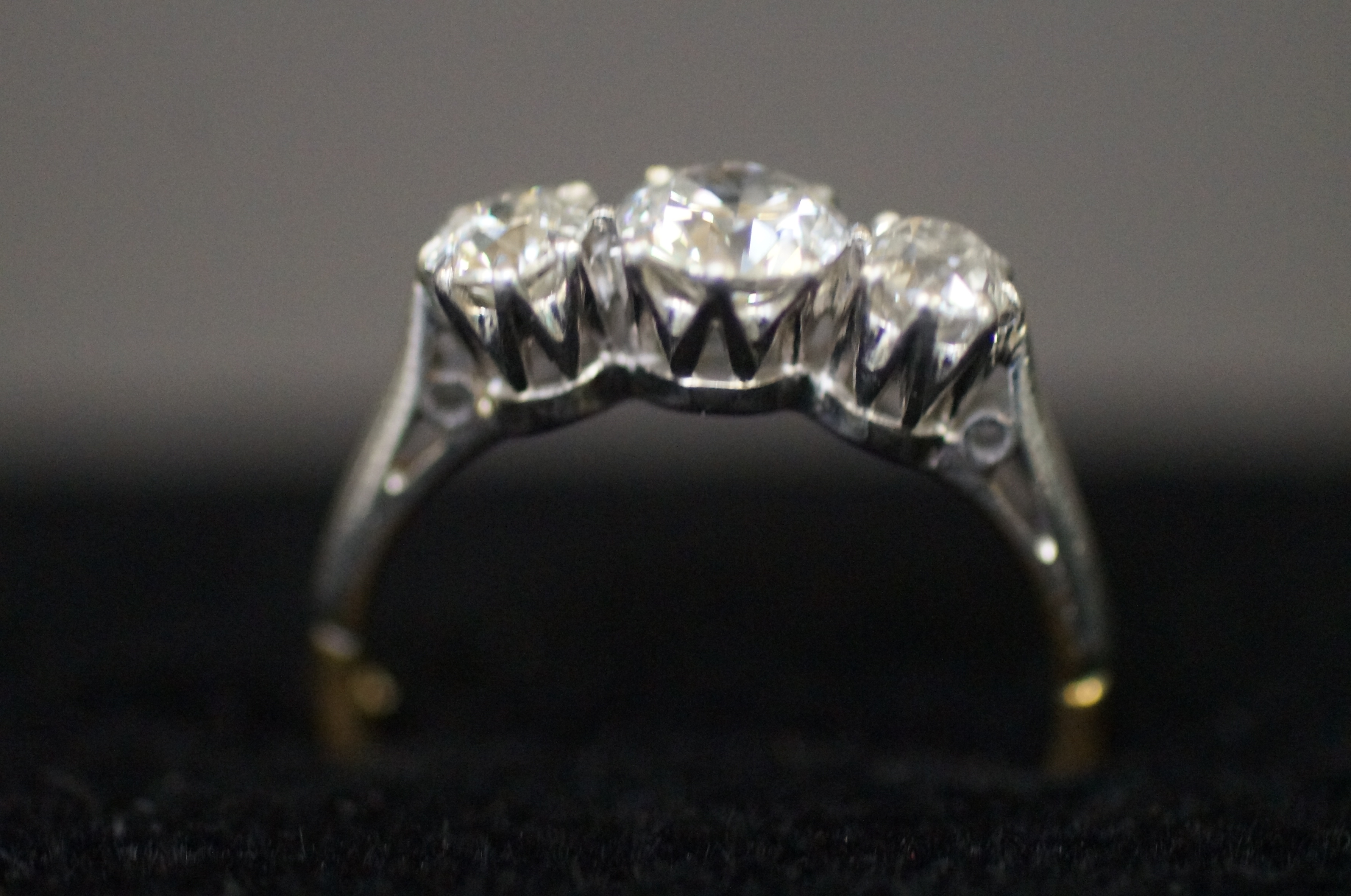 3 stone diamond ring set on a 18 ct gold and plati - Image 2 of 4