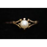 A 9ct gold ring set with pearl, size- K