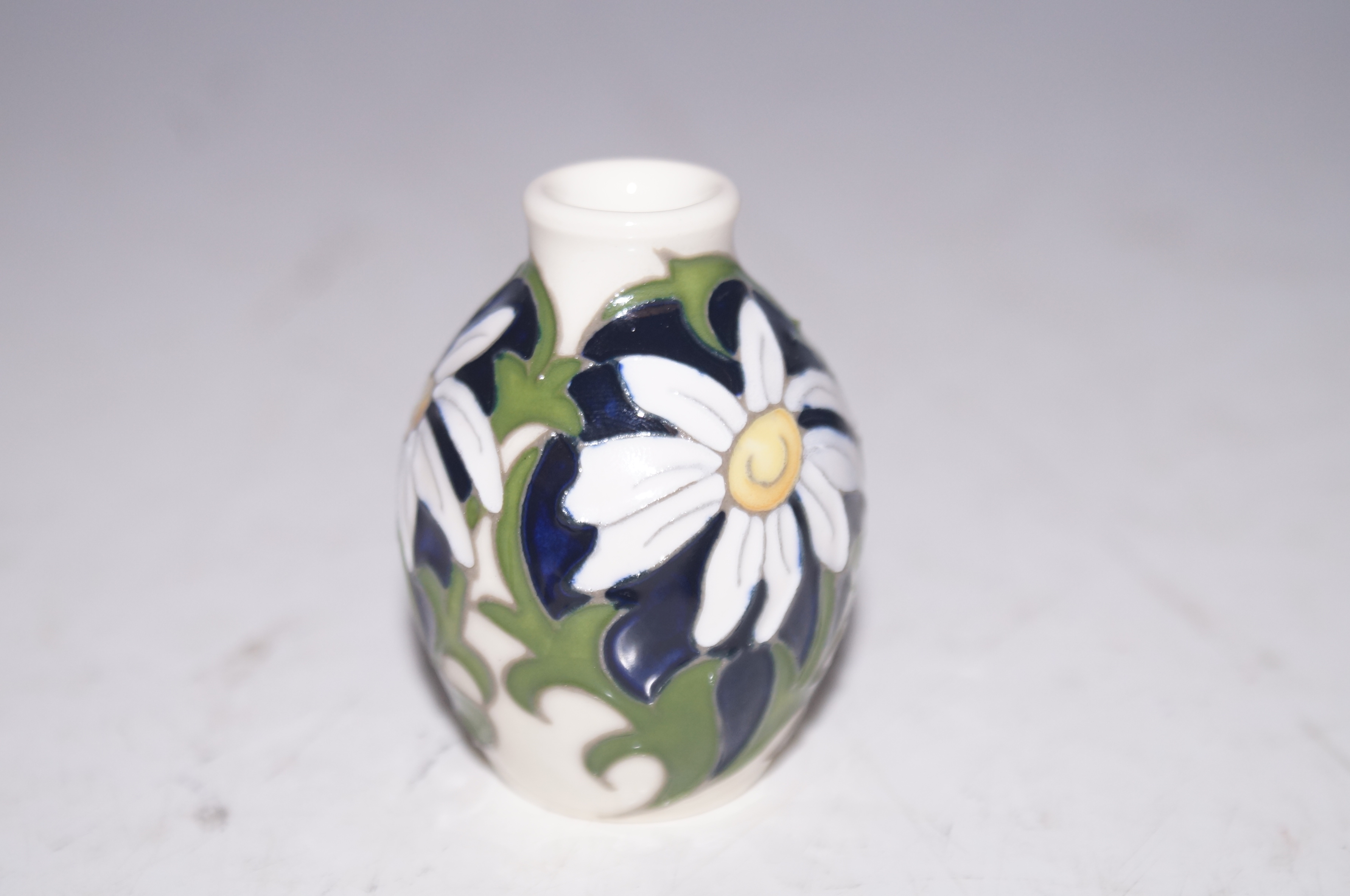 Moorcroft mini vase April Daisy 6cm