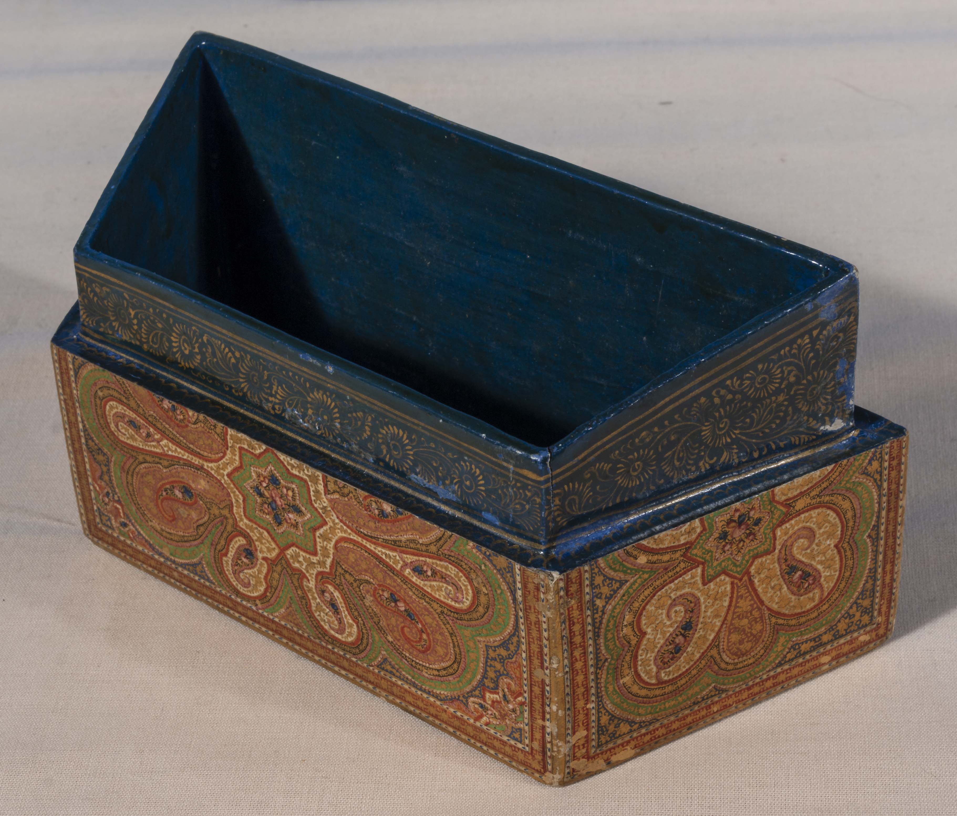 An antique Kashmir lacquered and decorated lidded box - Bild 2 aus 2