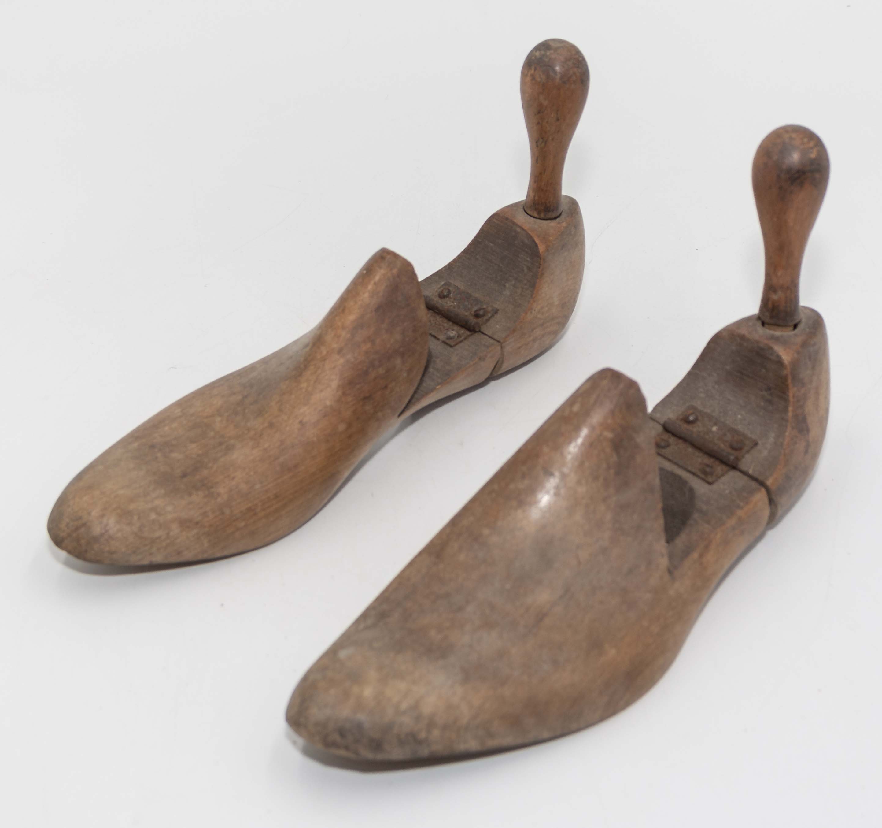 Two pair of vintage wooden shoe stretchers - Image 2 of 3