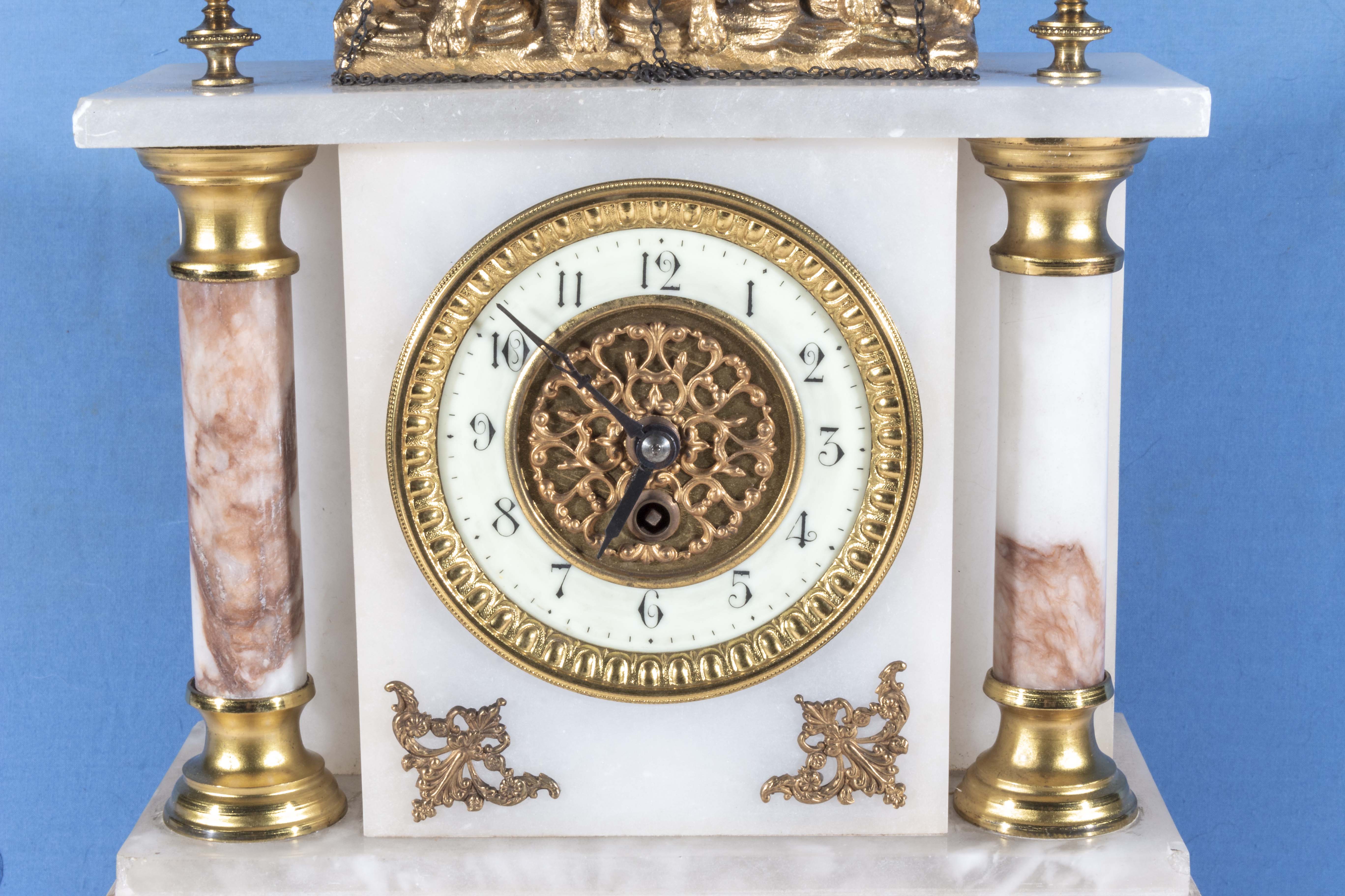 A white marble with gilt metal mounts clock with glass dome - Bild 5 aus 5