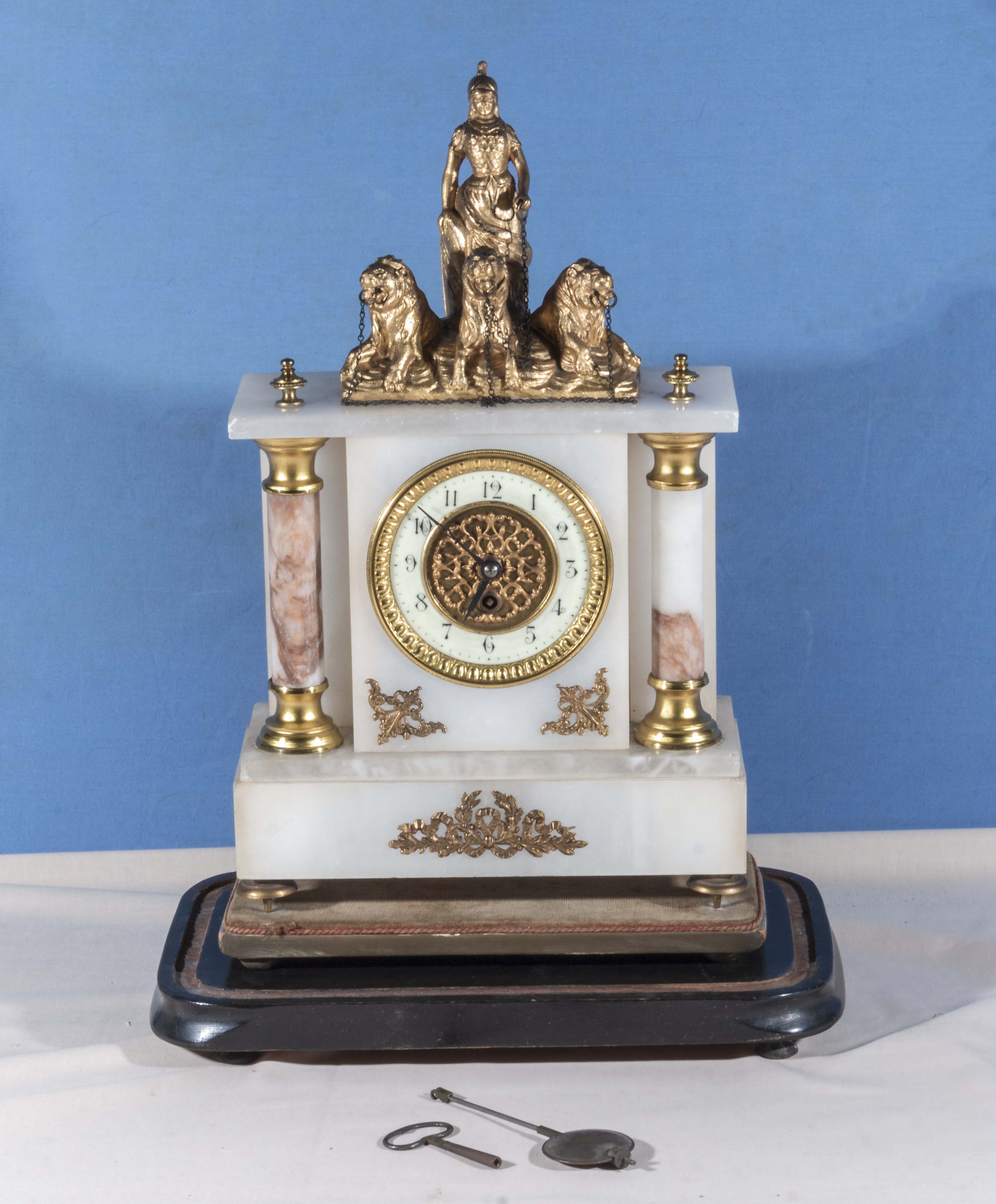 A white marble with gilt metal mounts clock with glass dome - Bild 2 aus 5