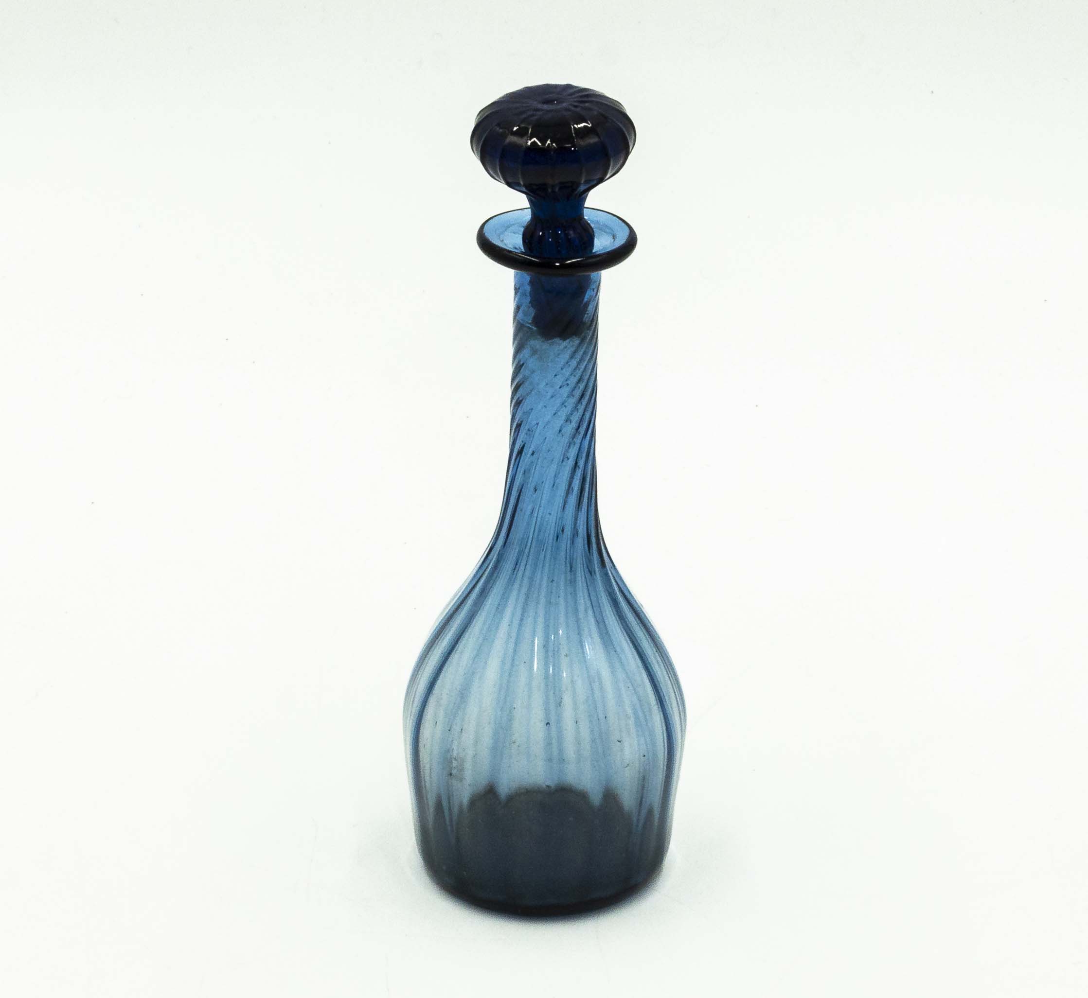 A blue glass decanter and a small scent bottle - Image 3 of 3