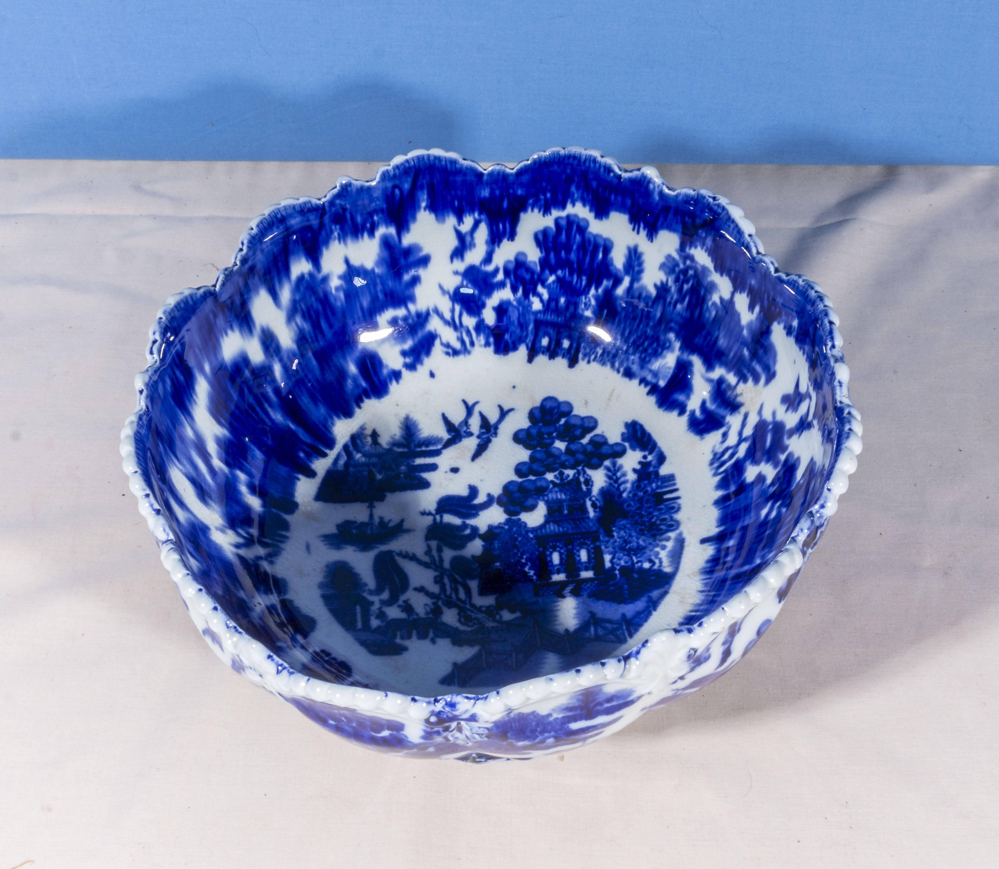 A flow blue pottery three footed bowl, 25cm diameter - Image 2 of 2