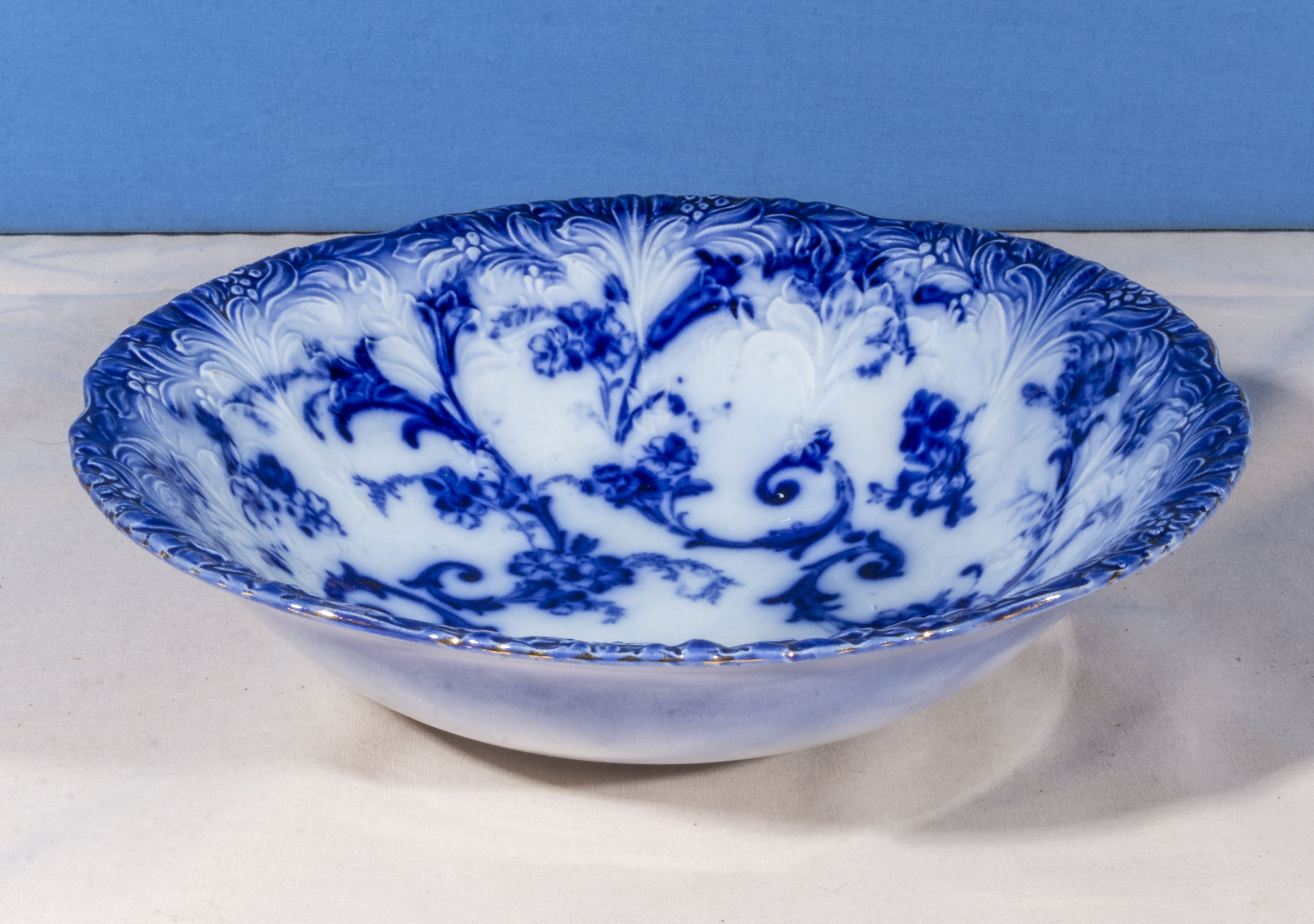 A flow blue pottery bowl, 24cm diameter