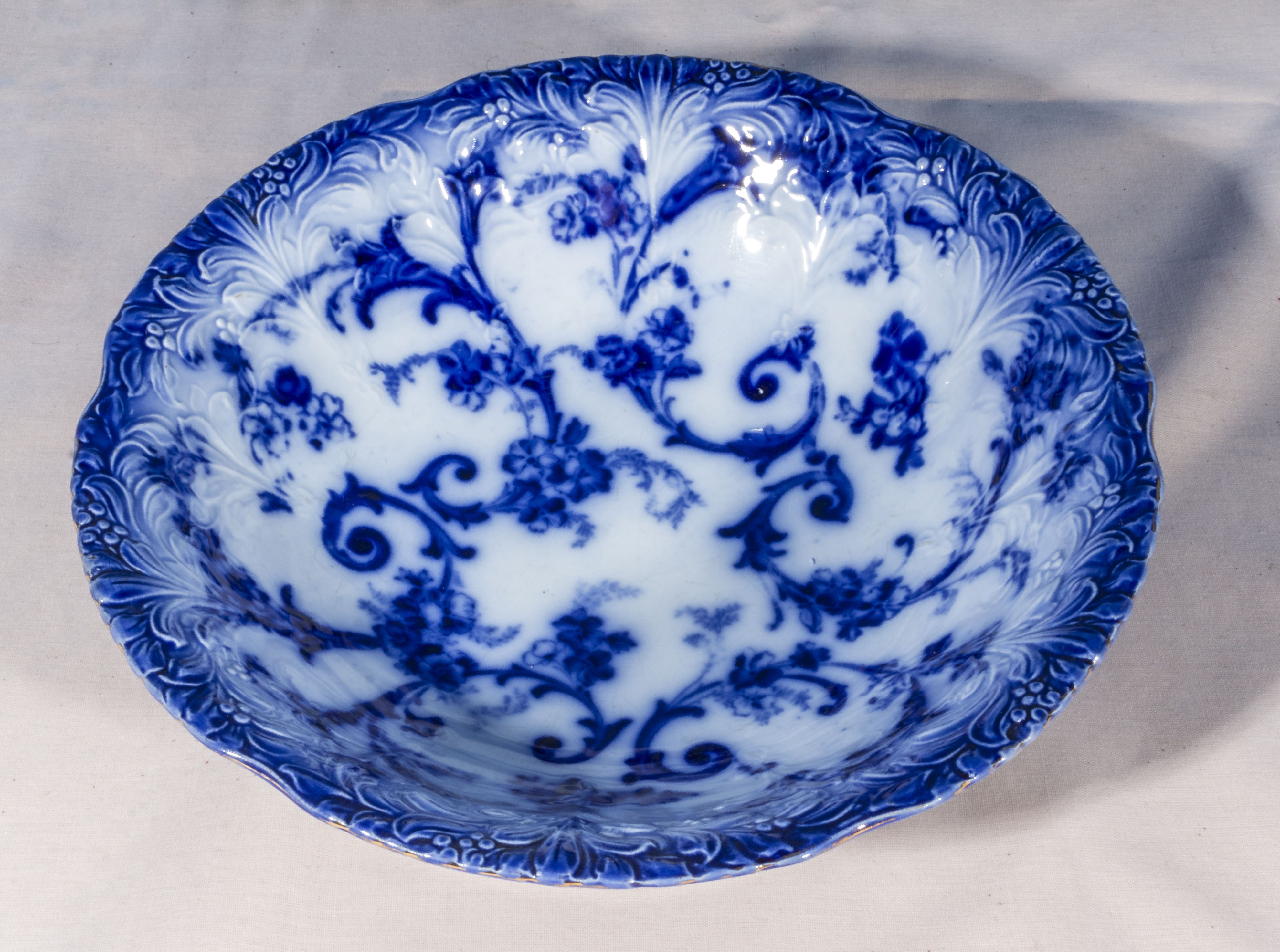 A flow blue pottery bowl, 24cm diameter - Image 2 of 2