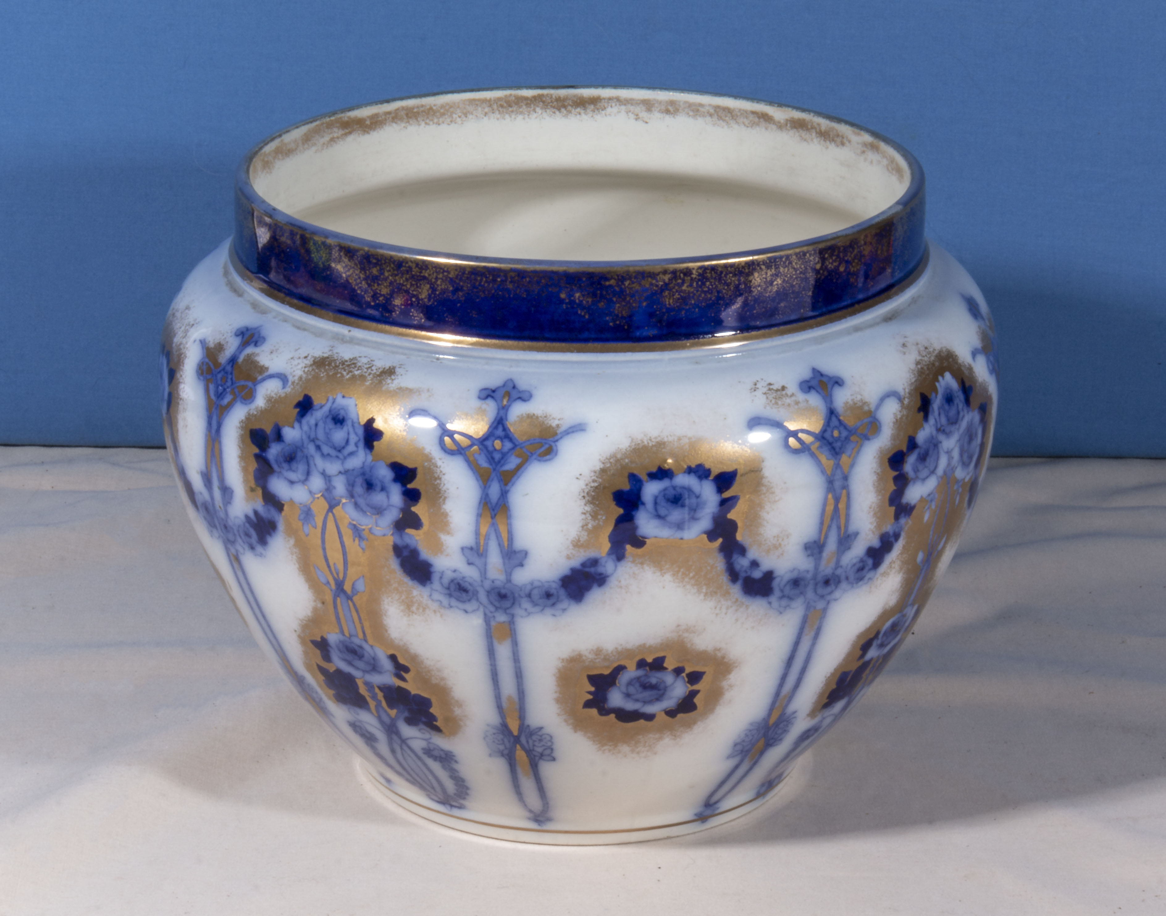 A Losal ware blue and white jardiniere, 19cm diameter and 20cm tall
