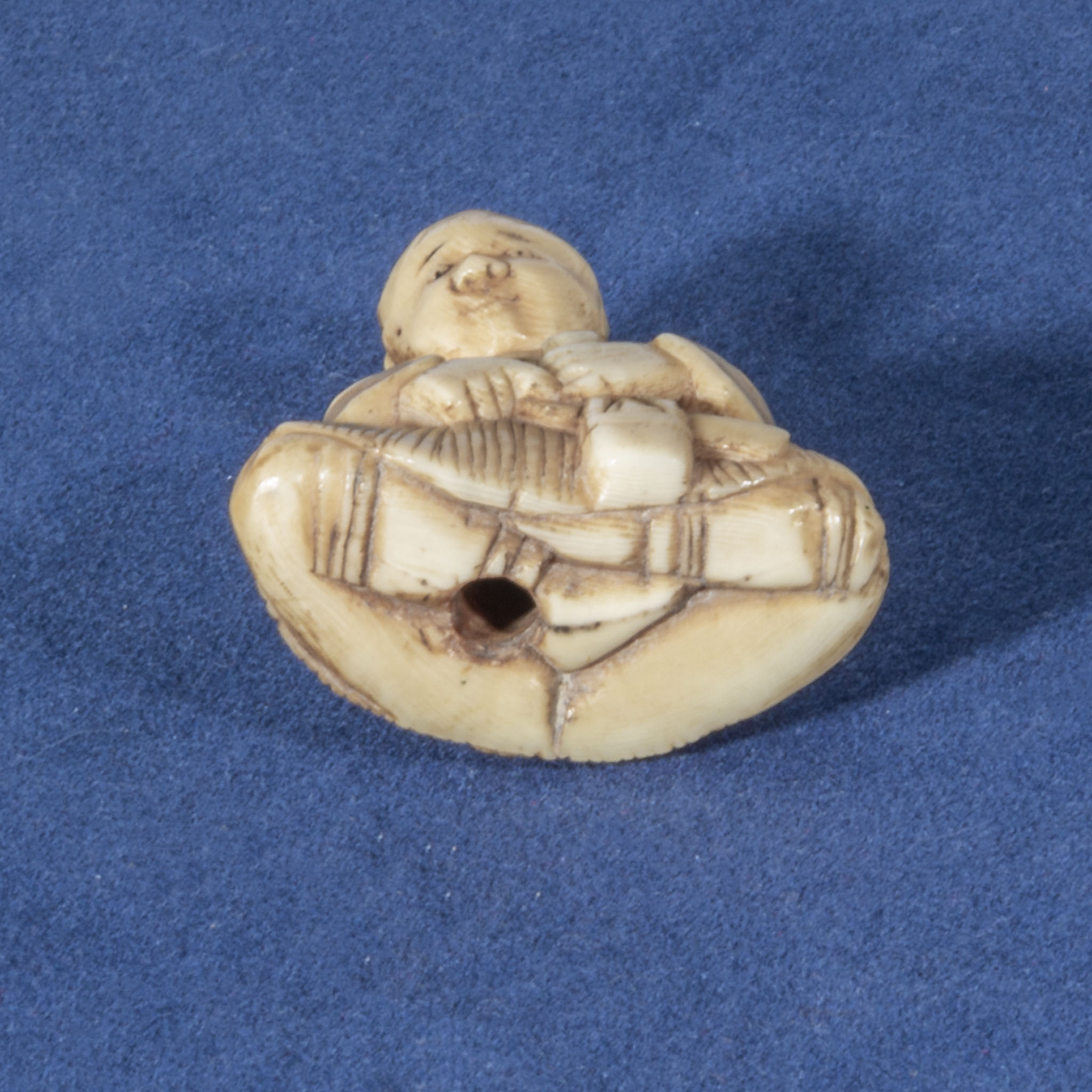 An antique netsuke of a seated man, 1.25" - Image 3 of 3