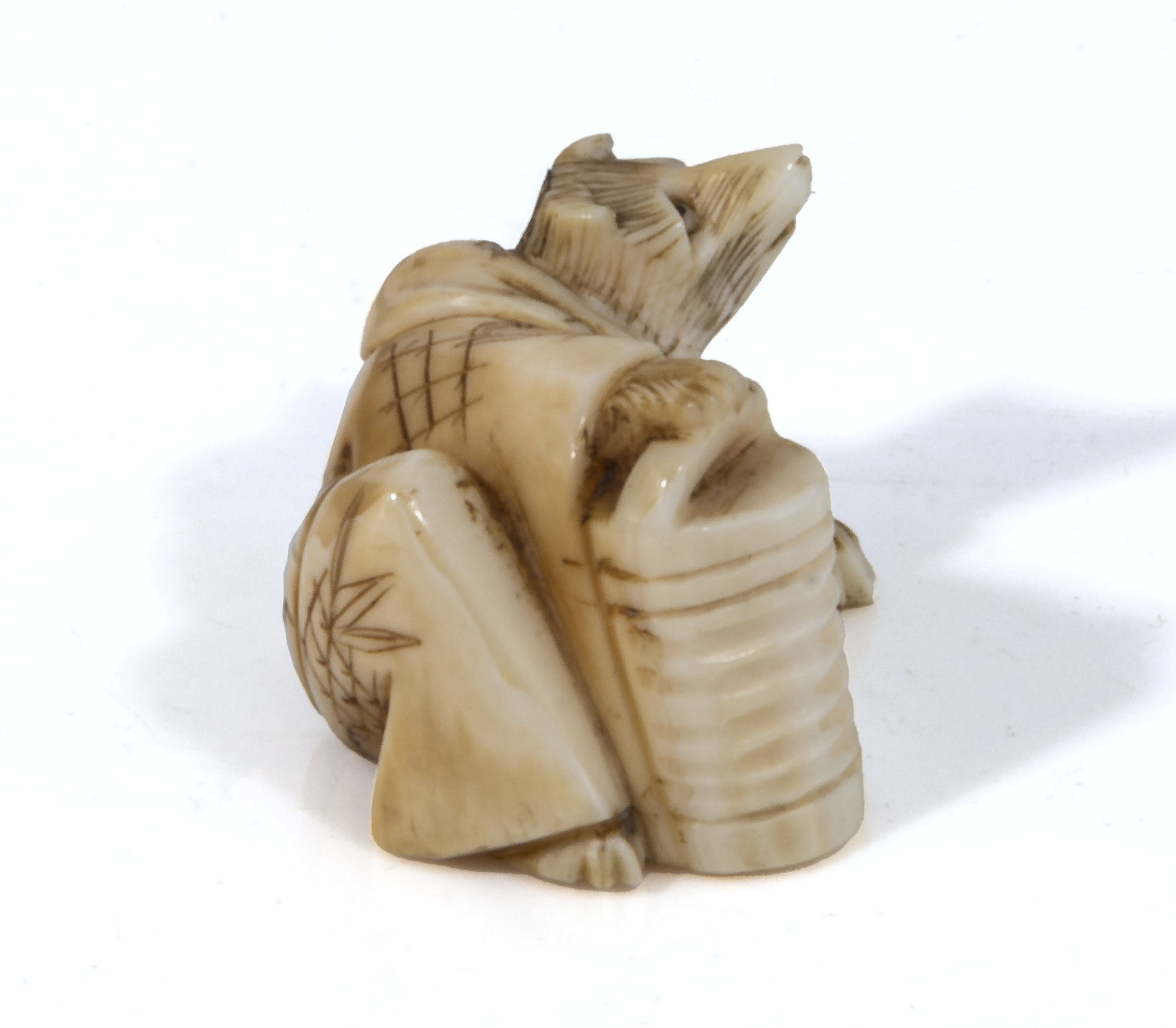 Japanese antique meiji period carved ivory netsuke in the form of a fox dressed in a robe, - Image 4 of 5