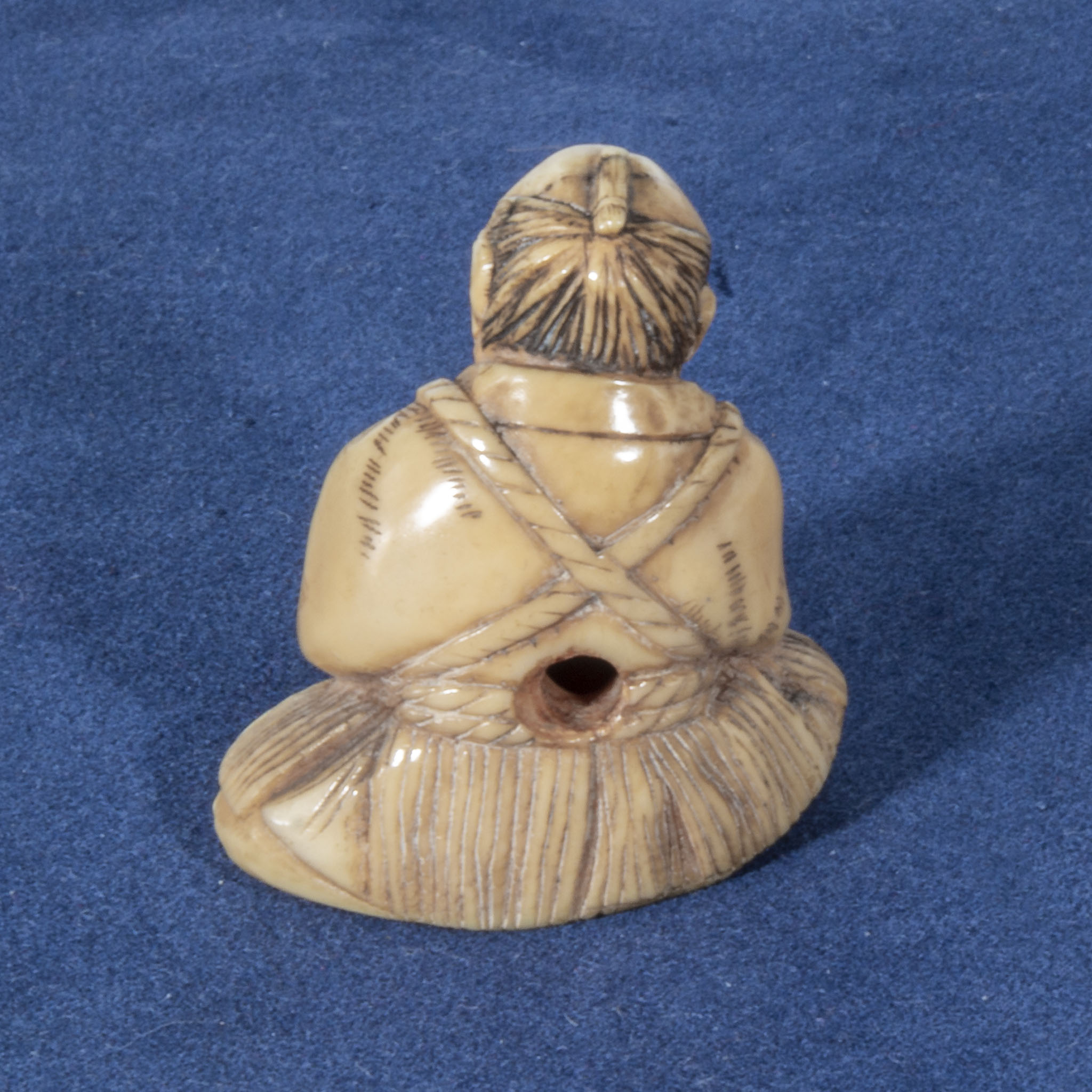 An antique netsuke of a seated man, 1.25" - Image 2 of 3