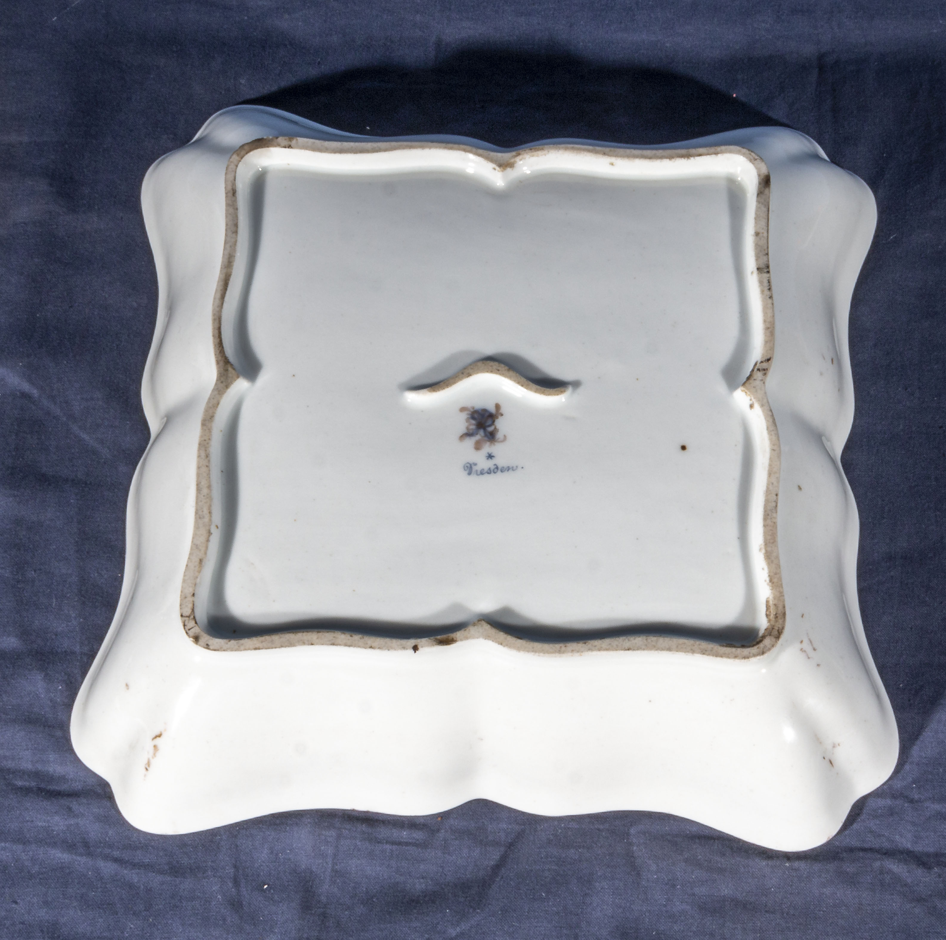 An antique porcelain Augustus Rex Dresden square shaped dish, decorated in panels with a courting - Image 3 of 4