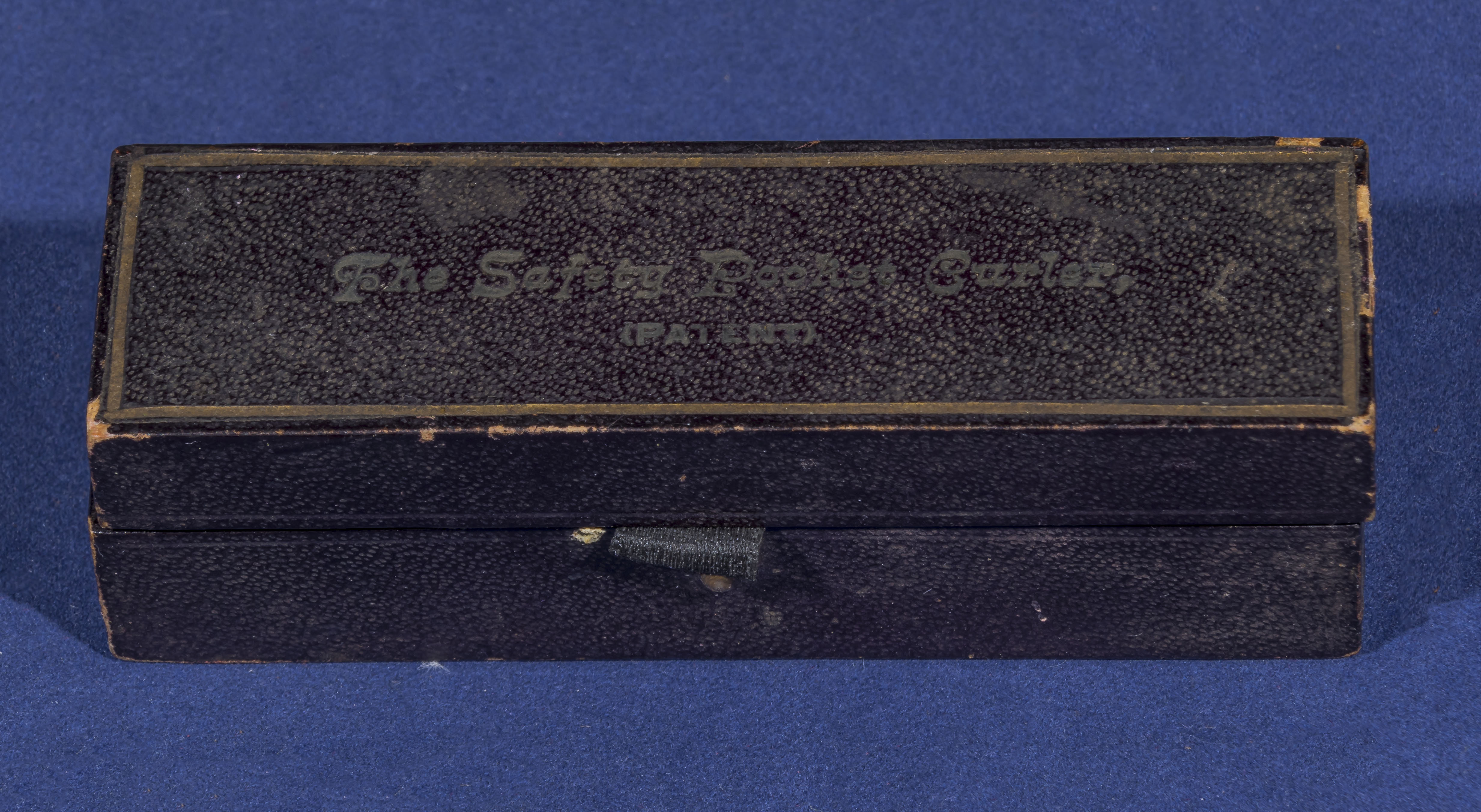 Rare unusual safety pocket curler, patent housed in a leather travelling case with compartment - Image 3 of 3