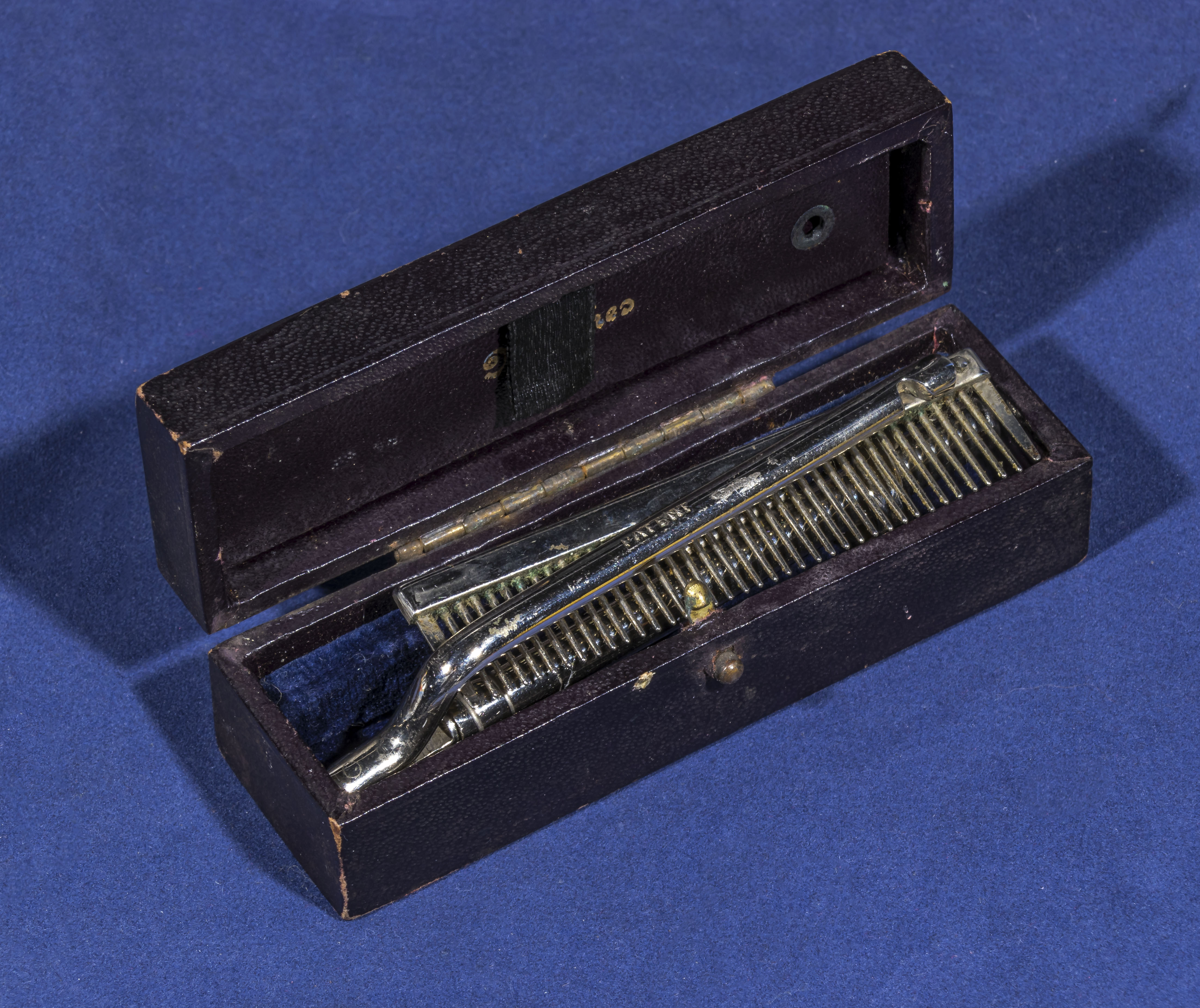 Rare unusual safety pocket curler, patent housed in a leather travelling case with compartment