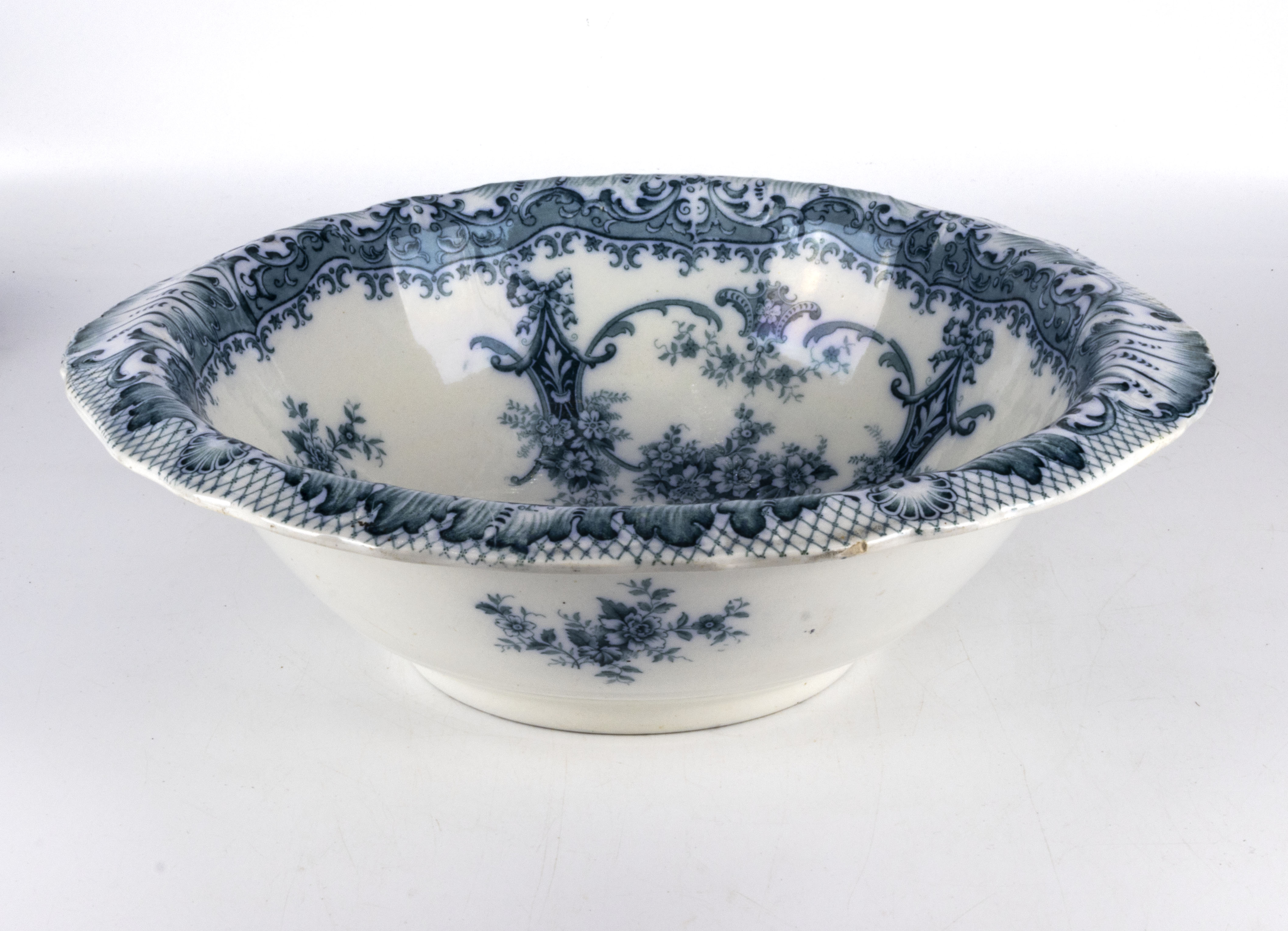 A large blue and white transfer printed wash bowl