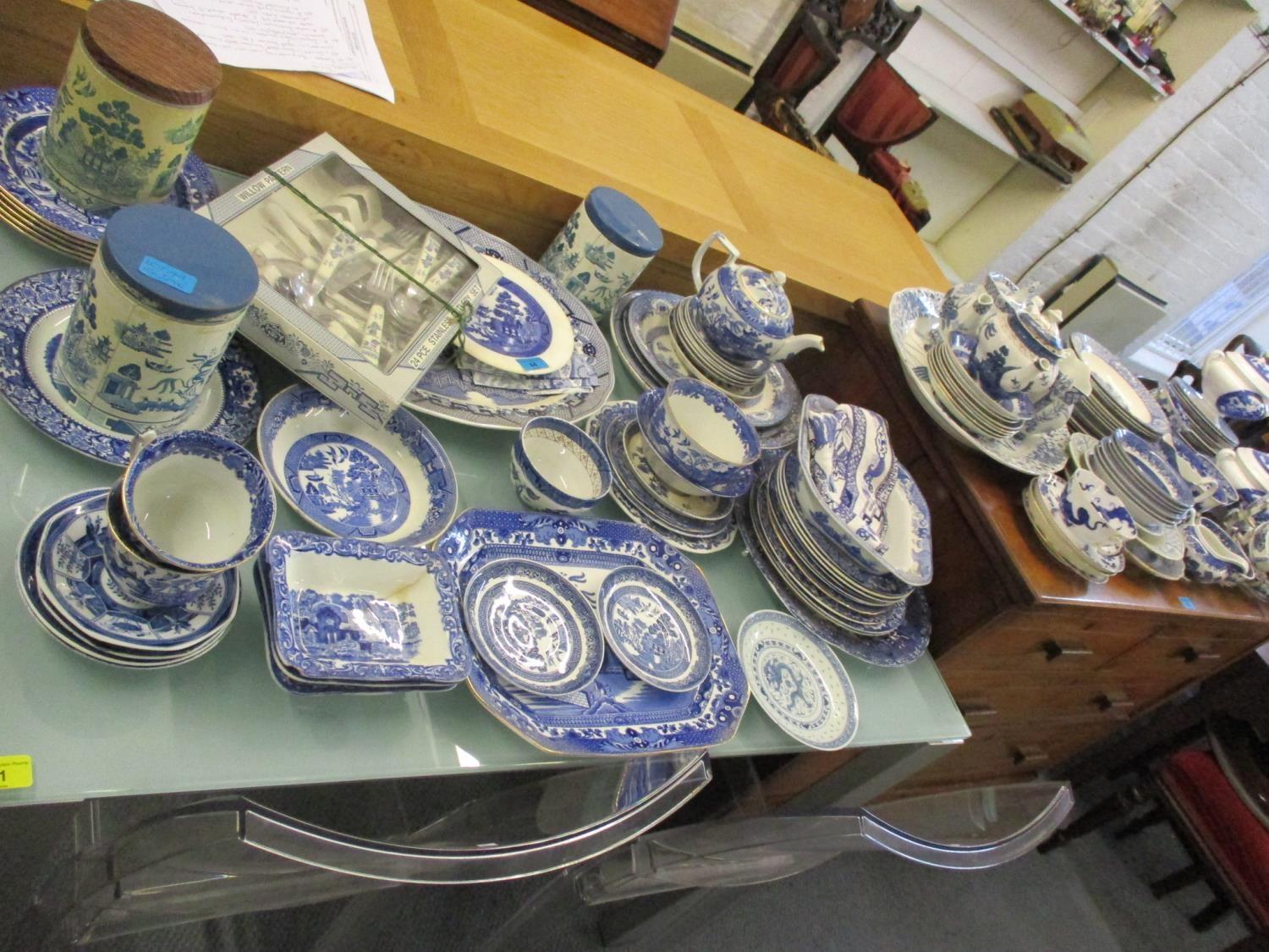 A quantity of blue and white ceramics to include Willow pattern cutlery