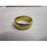 An 18ct gold wedding band 7.45g