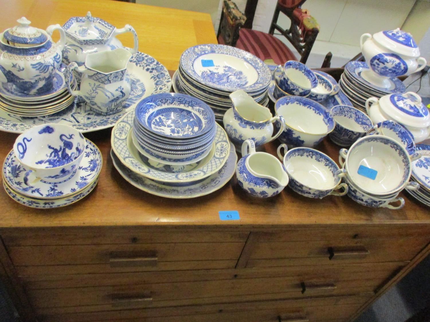 A quantity of blue and white ceramics to include Willow pattern cutlery - Image 3 of 3