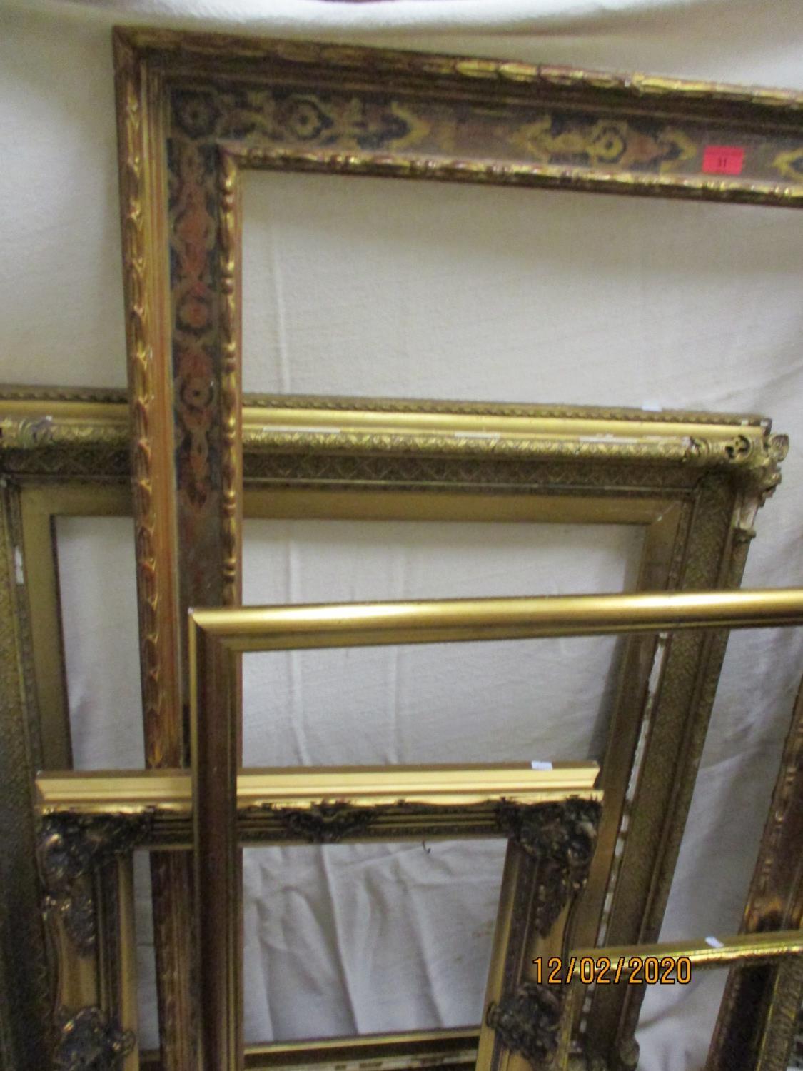 A quantity of early to late 20th century gilt picture frames